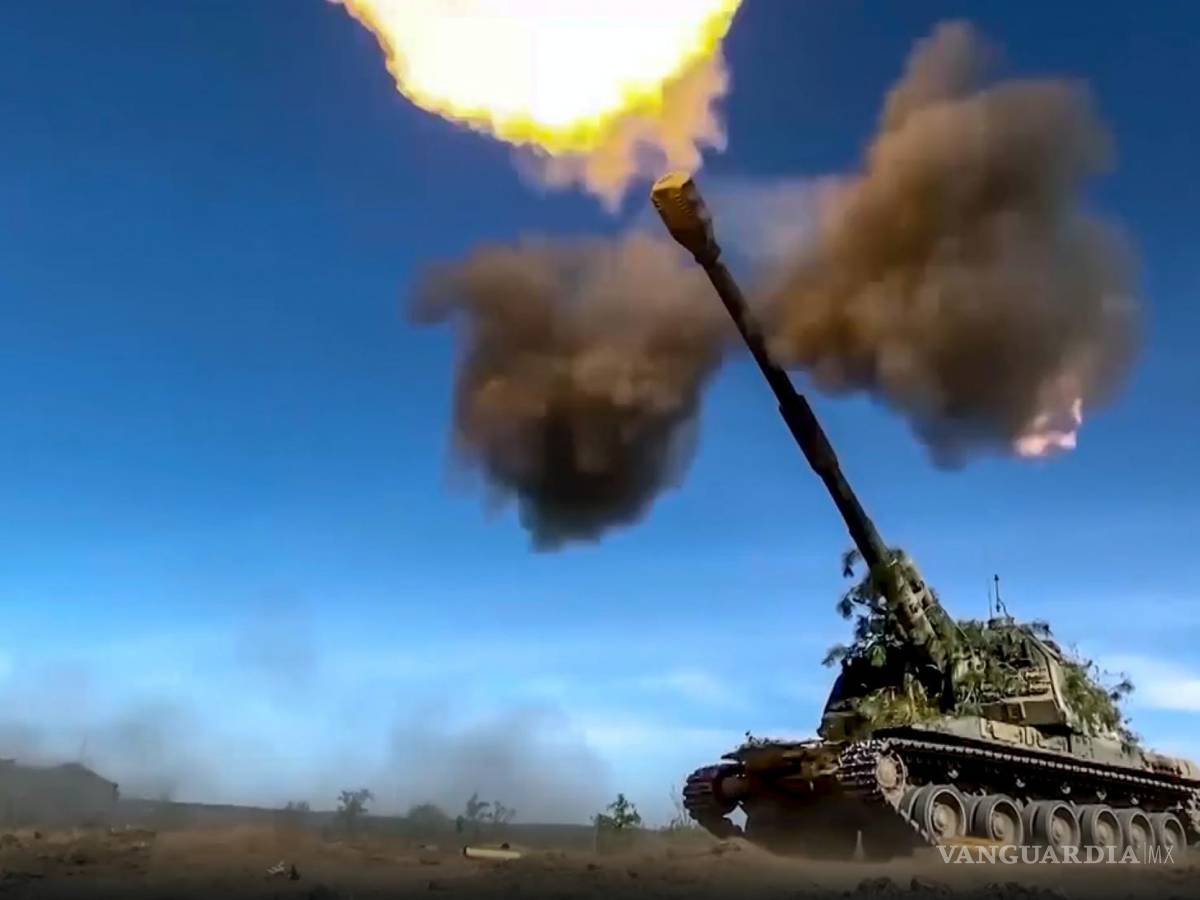 $!Un tanque ruso disparar hacia posiciones militares ucranianas en un lugar no revelado.