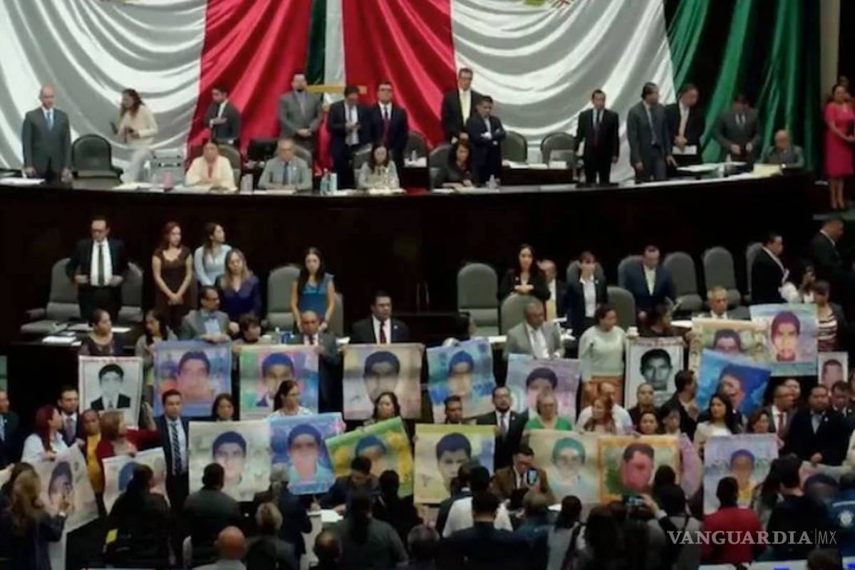 Realizan histórico pase de lista de los 43 normalistas de Ayotzinapa en la Cámara de Diputados