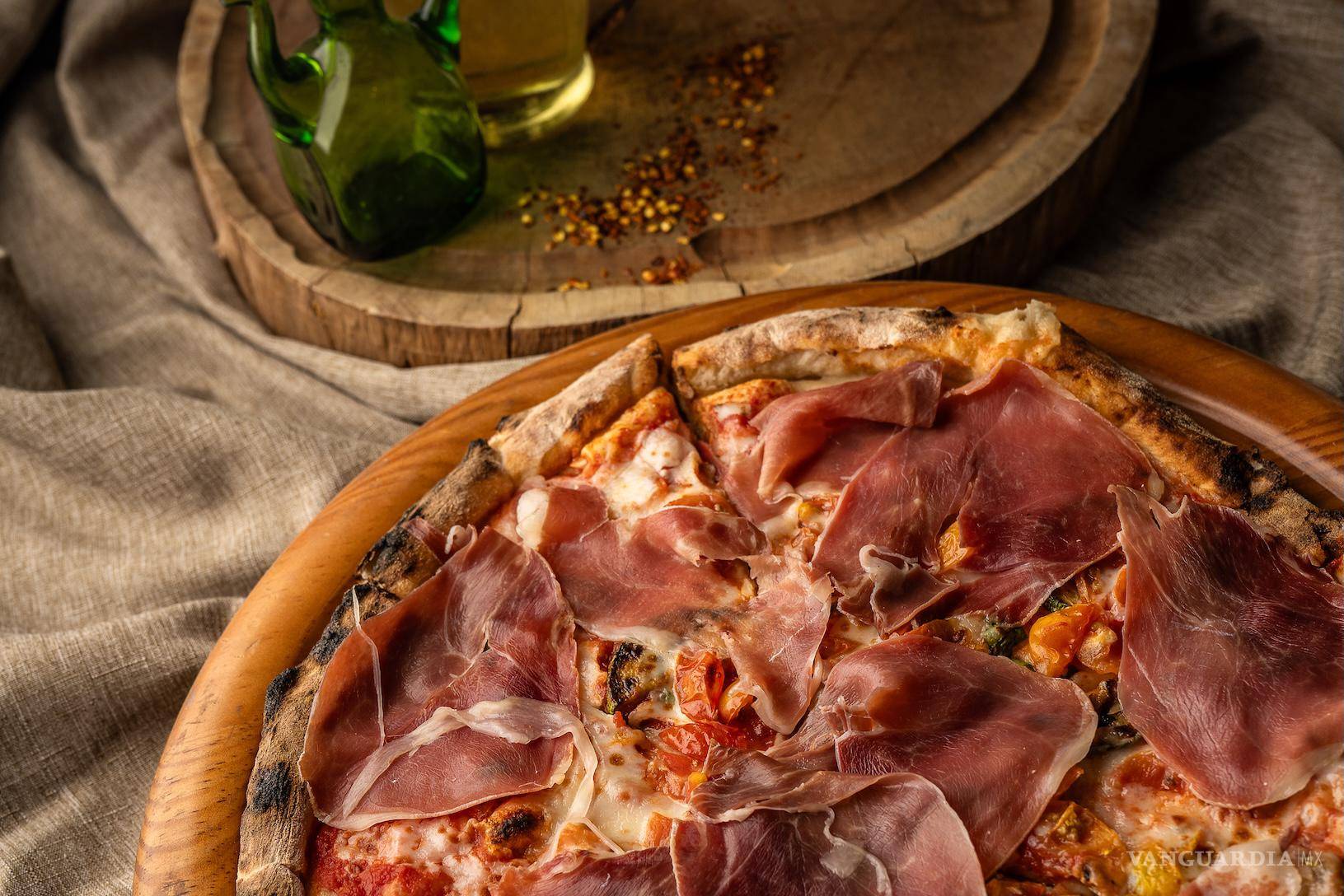 $!La pizza se cocina en un par de minutos en un horno de leña.