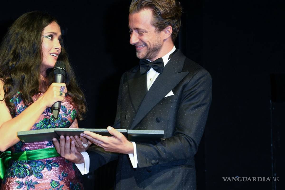 Premian a Salma Hayek con el Franca Sozzani en Venecia