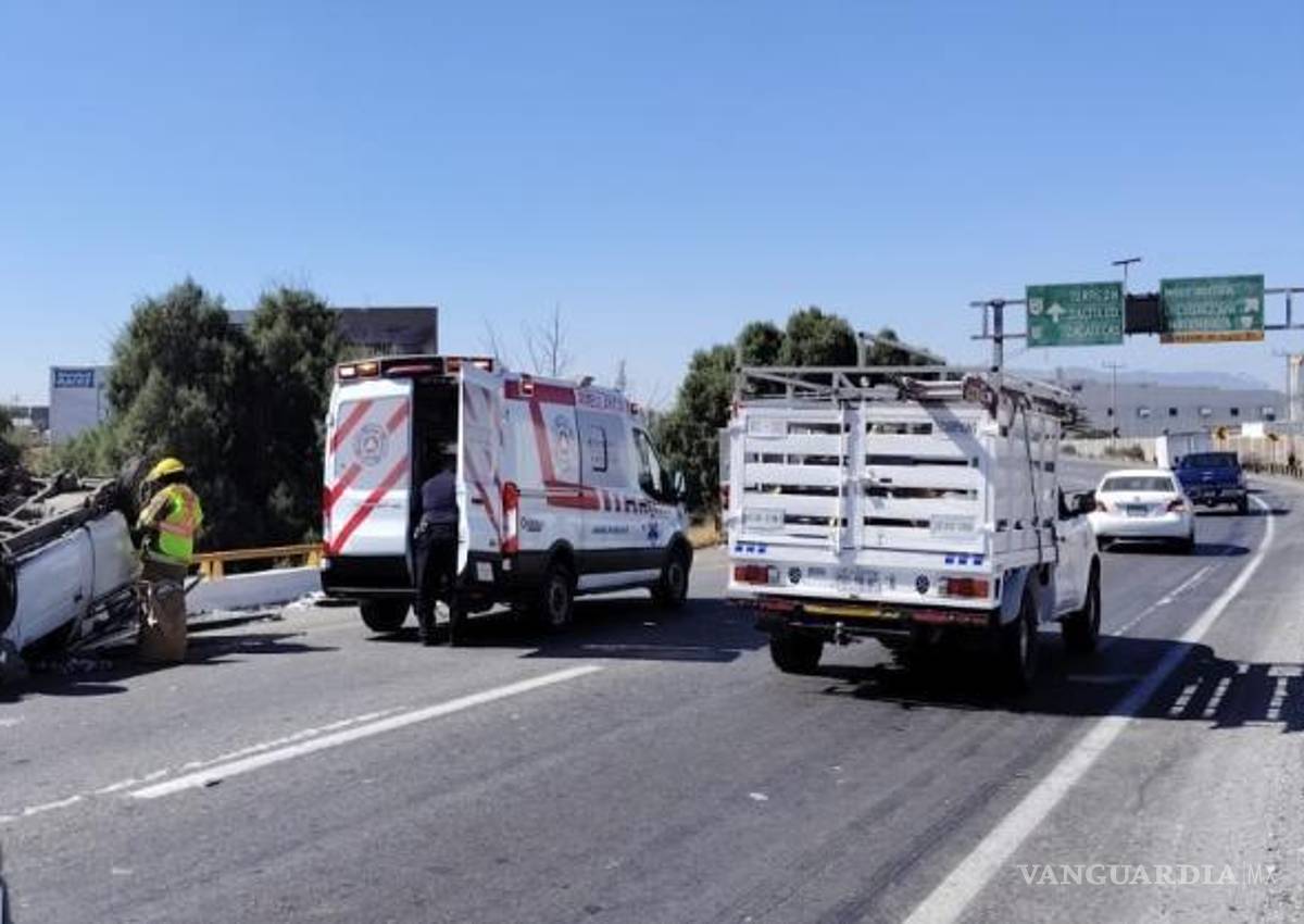 $!Los daños materiales fueron considerables, aunque gracias a la rápida reacción del conductor y la intervención de testigos se evitó una tragedia mayor en la vía Monterrey–Saltillo.