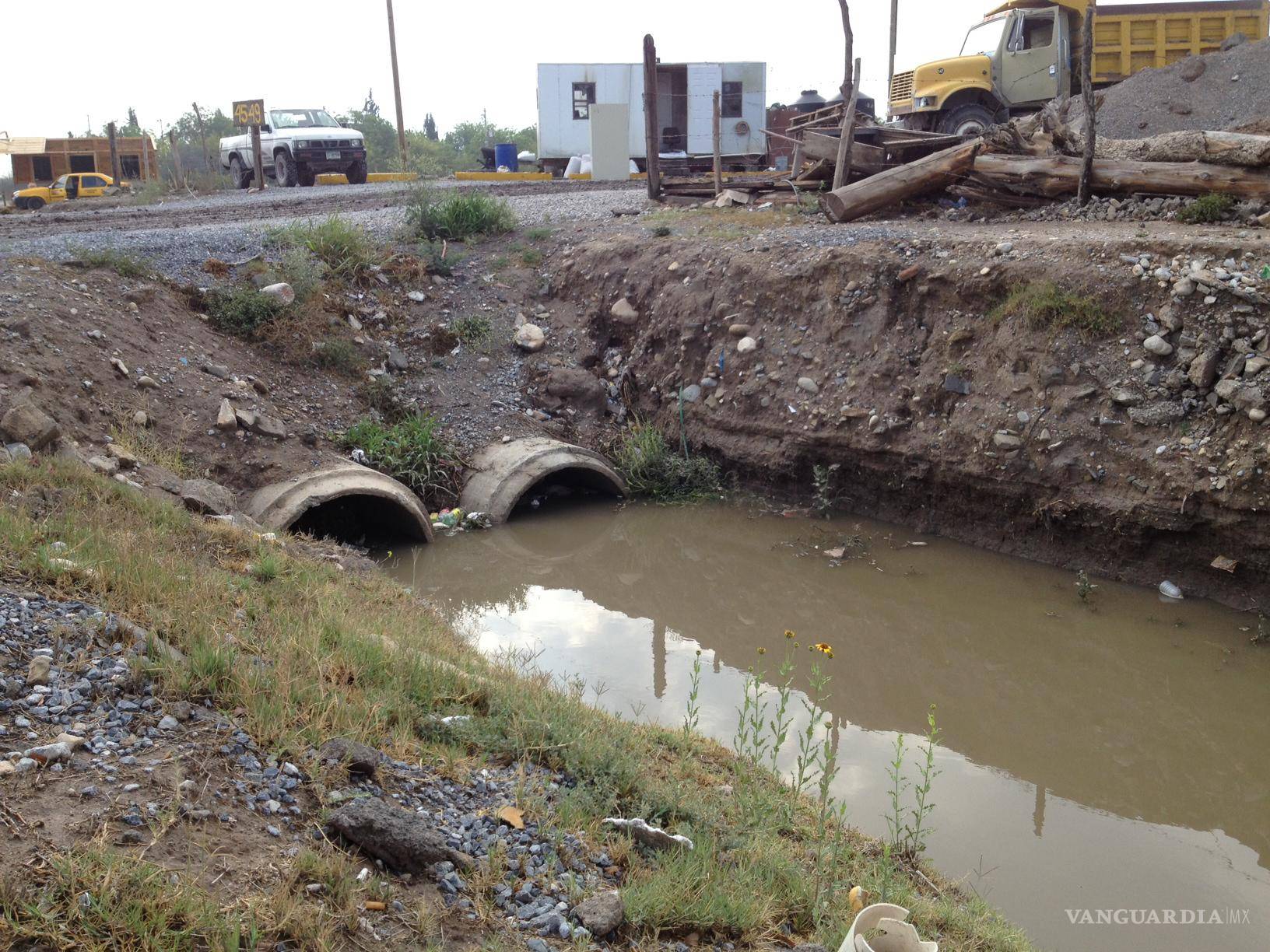 $!Los desechos acumulados en el arroyo han bloqueado su cauce natural, contribuyendo a inundaciones en amplias zonas del norte de la ciudad durante las lluvias intensas.