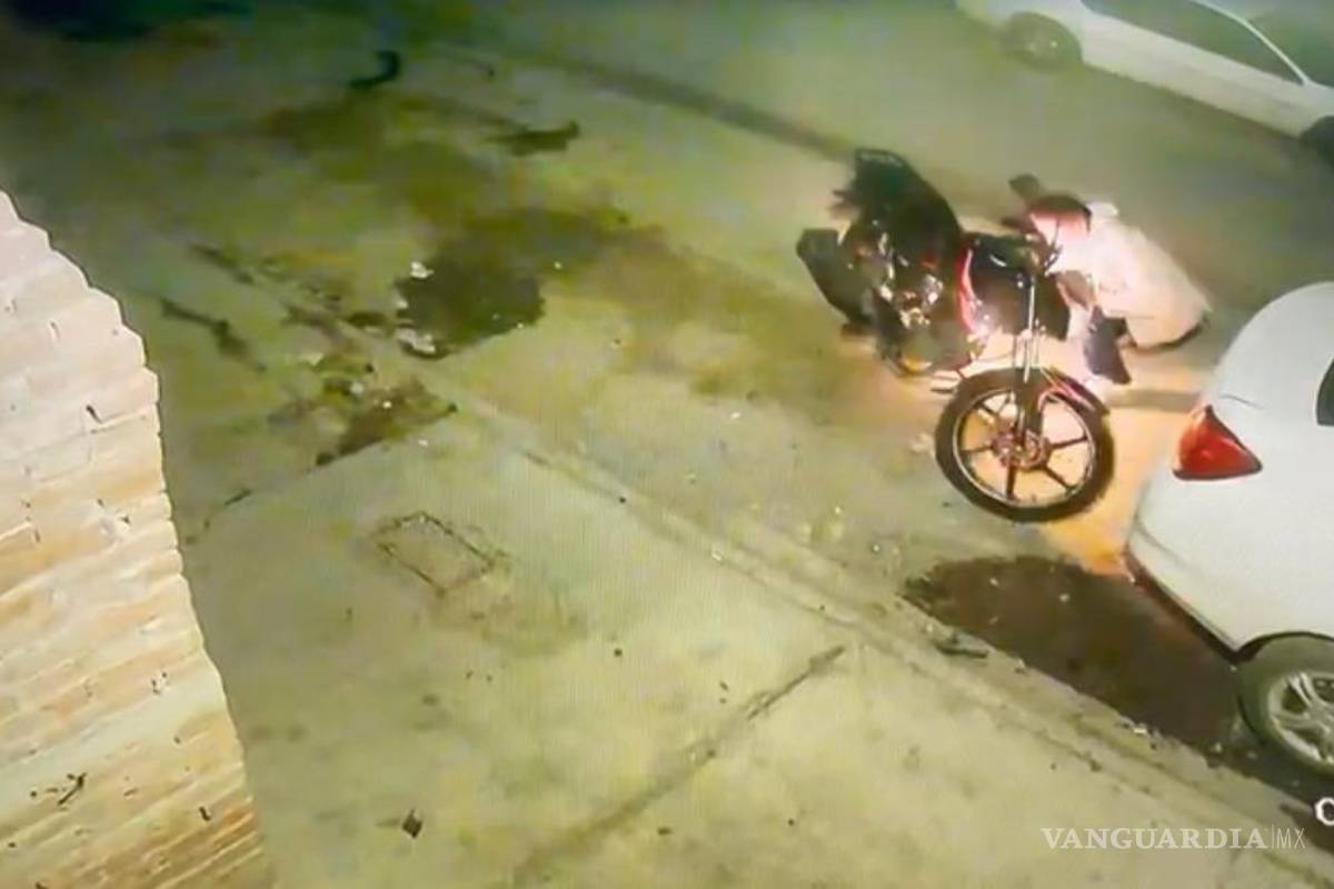 Incendian motocicleta en estacionamiento de bar en Saltillo