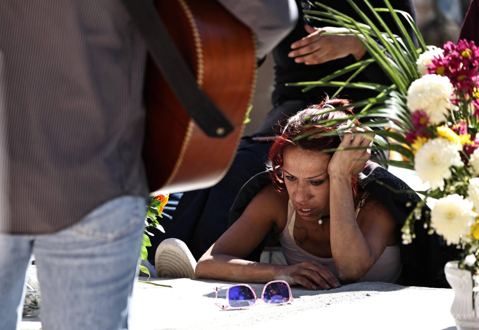 $!Los rayos del sol iluminan las flores y veladoras que cubren los cementerios de la capital coahuilense.