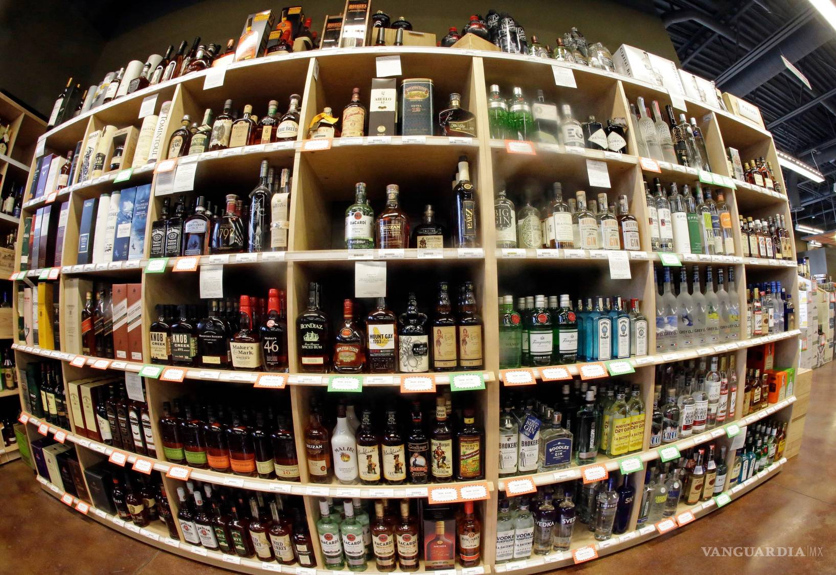 $!Botellas de alcohol durante una visita a una licorería estatal en Salt Lake City.