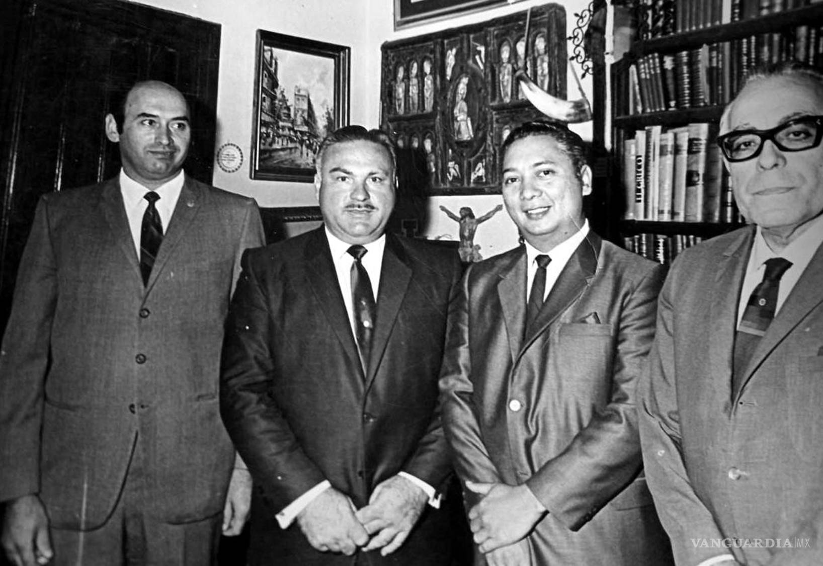 $!Sergio Recio Flores, izquierda, con un grupo de personas no identificadas