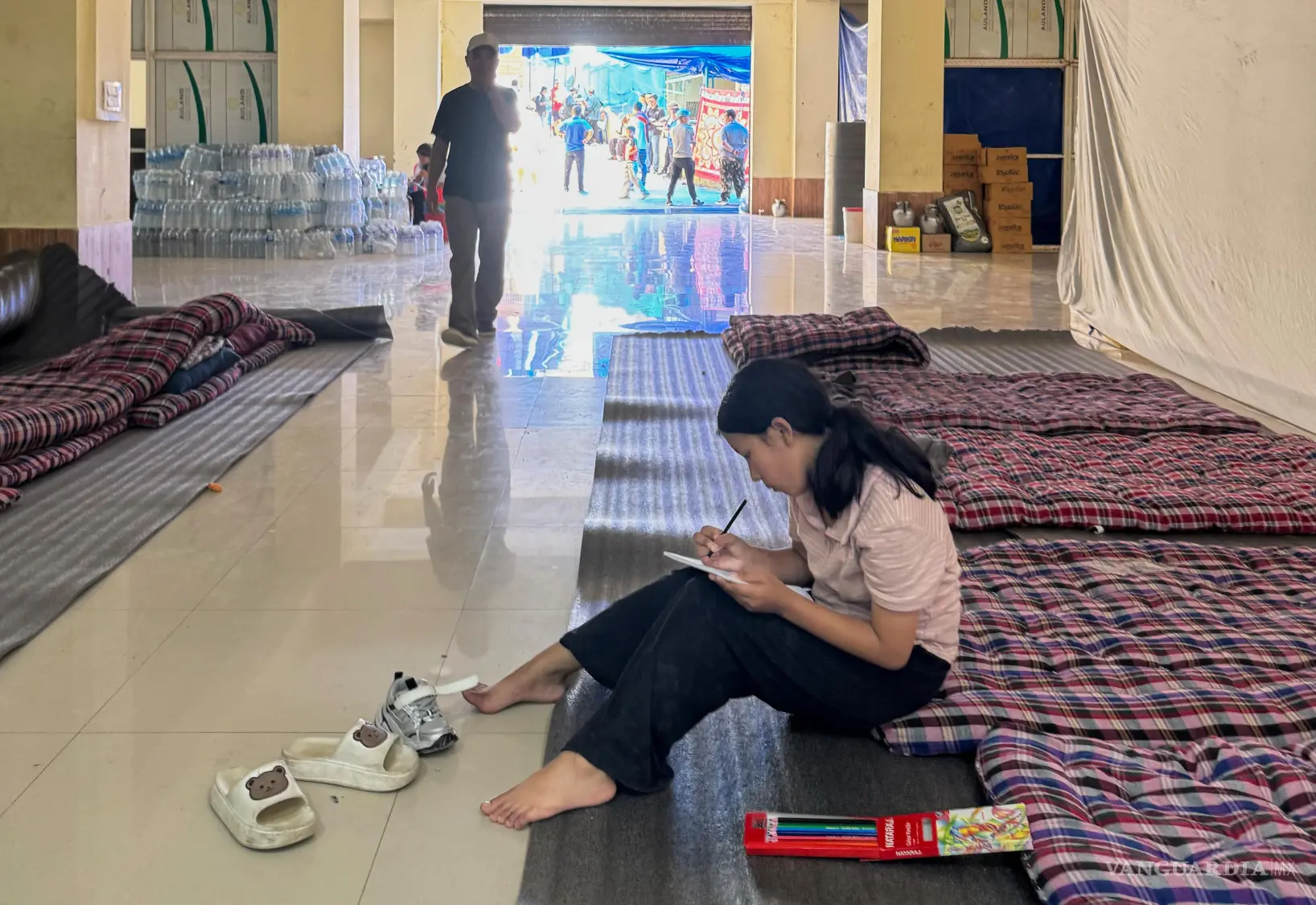 $!Sobrevivientes de las inundaciones en Nepal se refugian en un monasterio en Katmandú, el 31 de agosto de 2026.