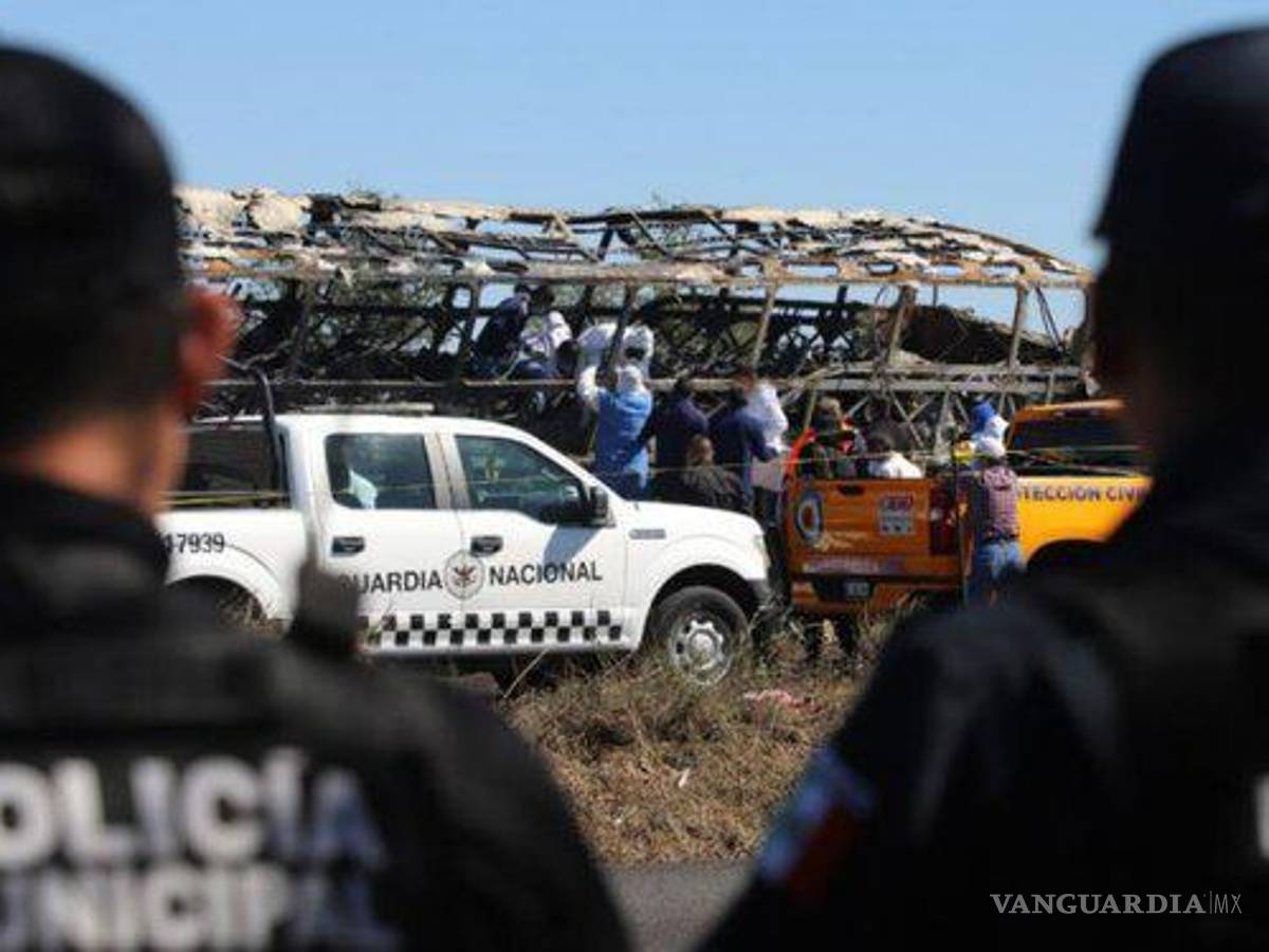$!Aumenta a 23 los muertos por el choque entre autobús y camión en Sinaloa, identifican a 19