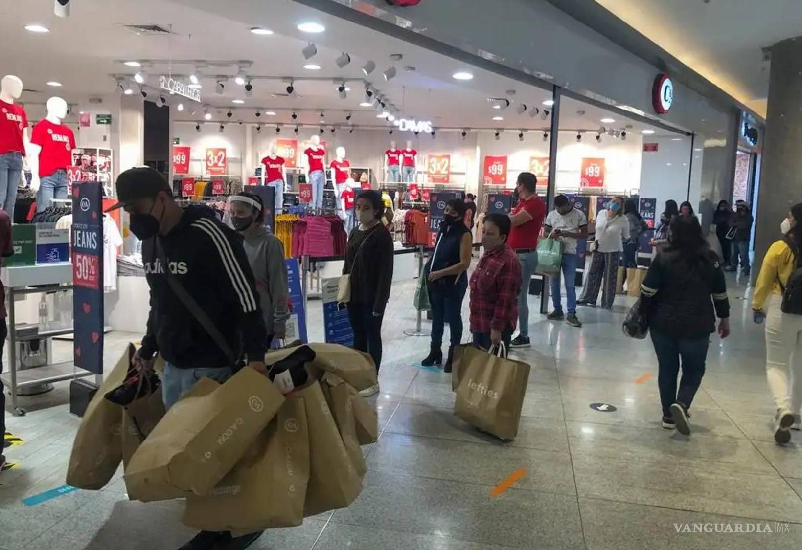 $!Según estudio de Elogia, los mexicanos gastarán en promedio 2 mil 485 en por la Navidad.