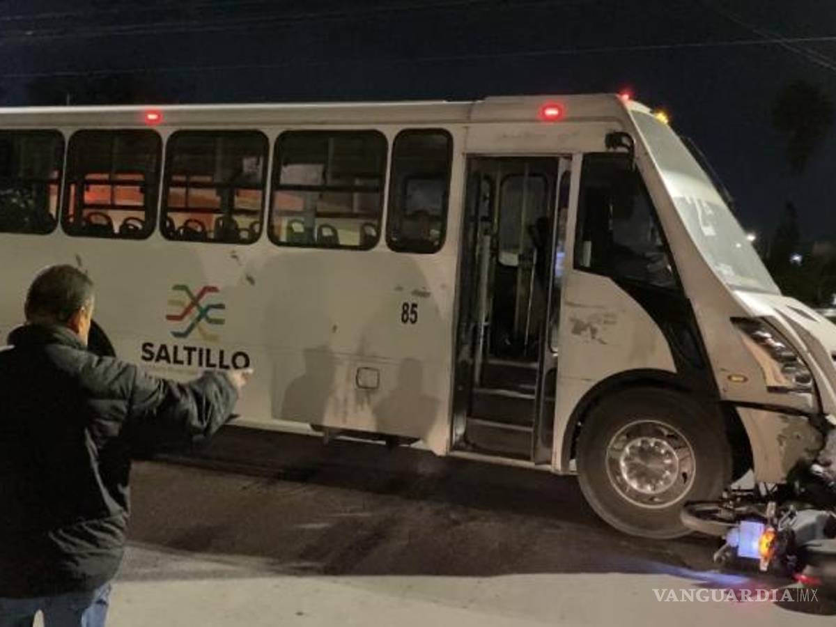 $!El motociclista solicitó ser llevado a la Clínica 2 del Seguro Social, donde se encuentra en estado delicado.