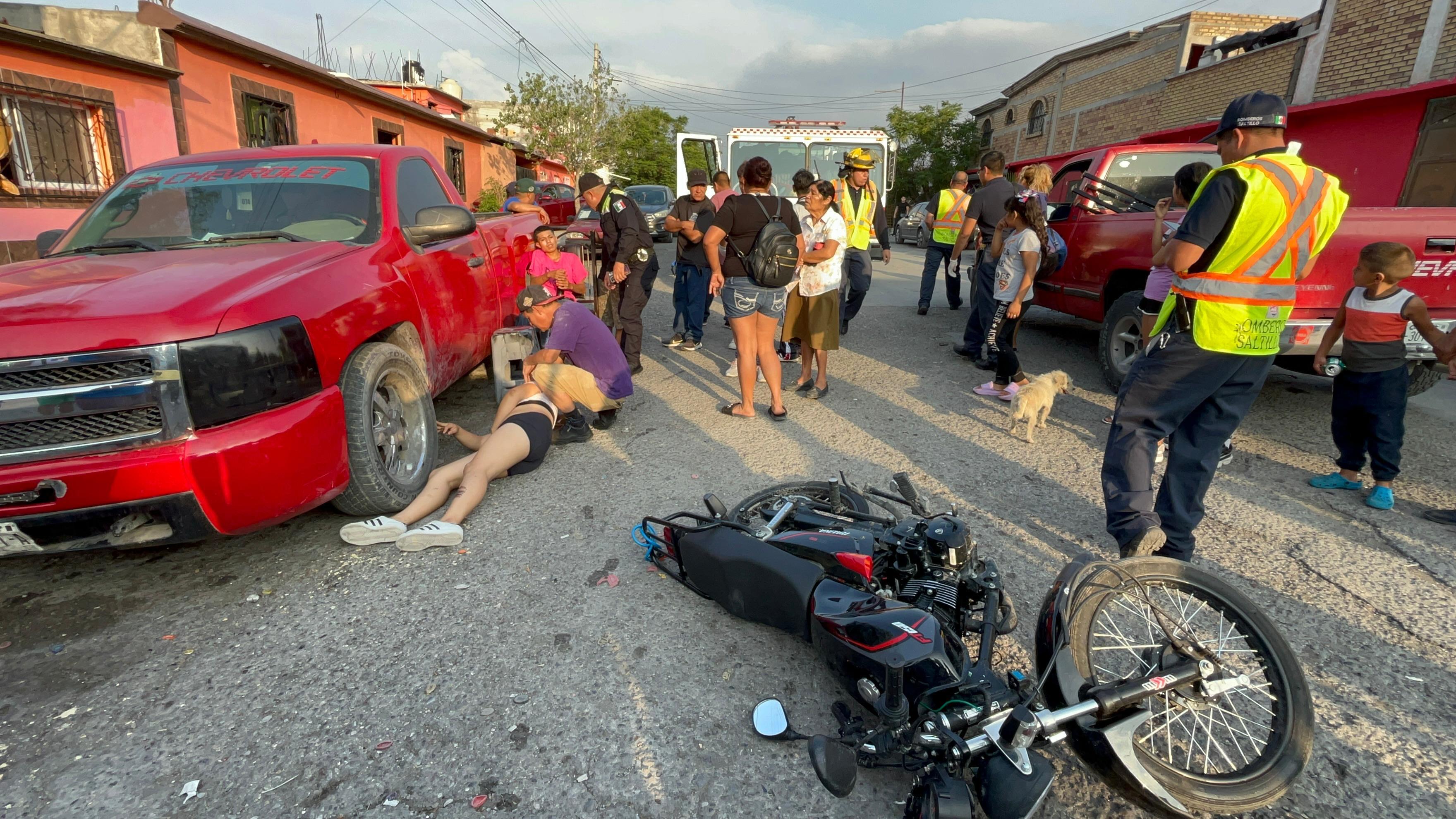 Una pareja y su bebé que viajaban en moto chocan contra auto, en Saltillo. Noticias en tiempo real