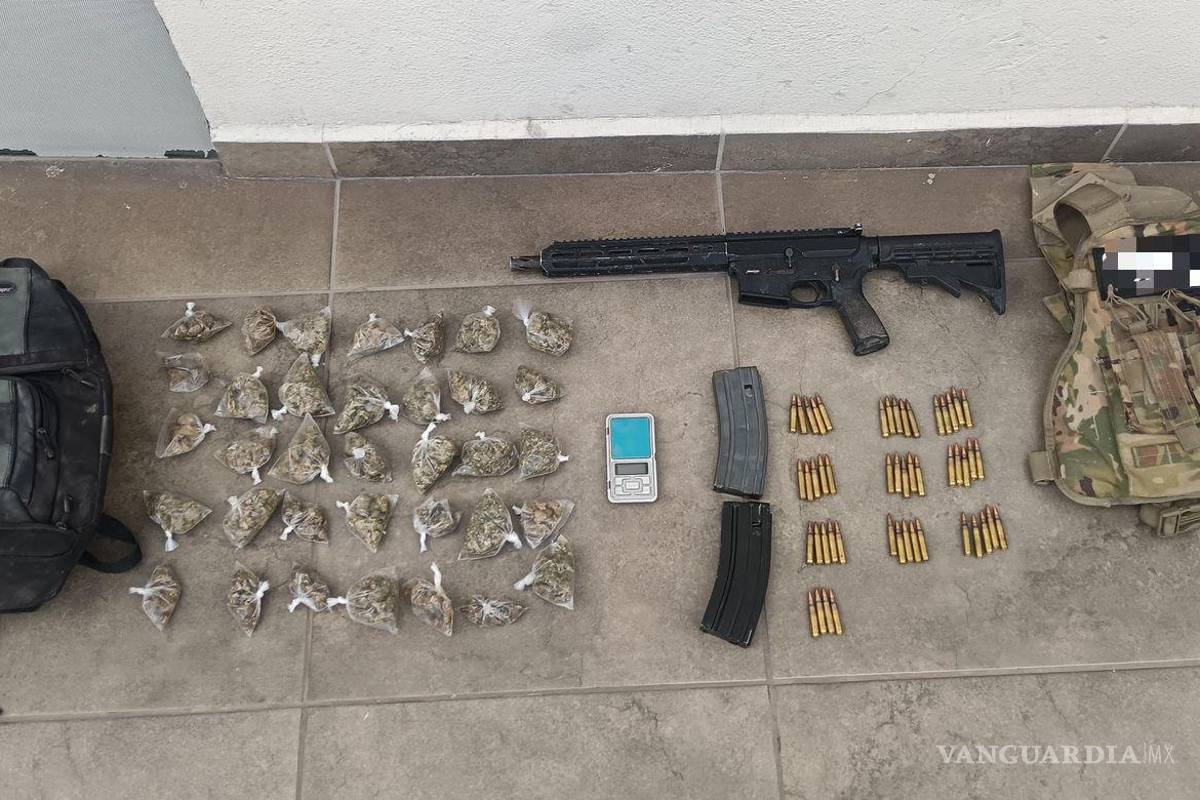 Detienen a joven de 16 años en posesión de un arma larga y sustancias ilegales, en Nuevo León