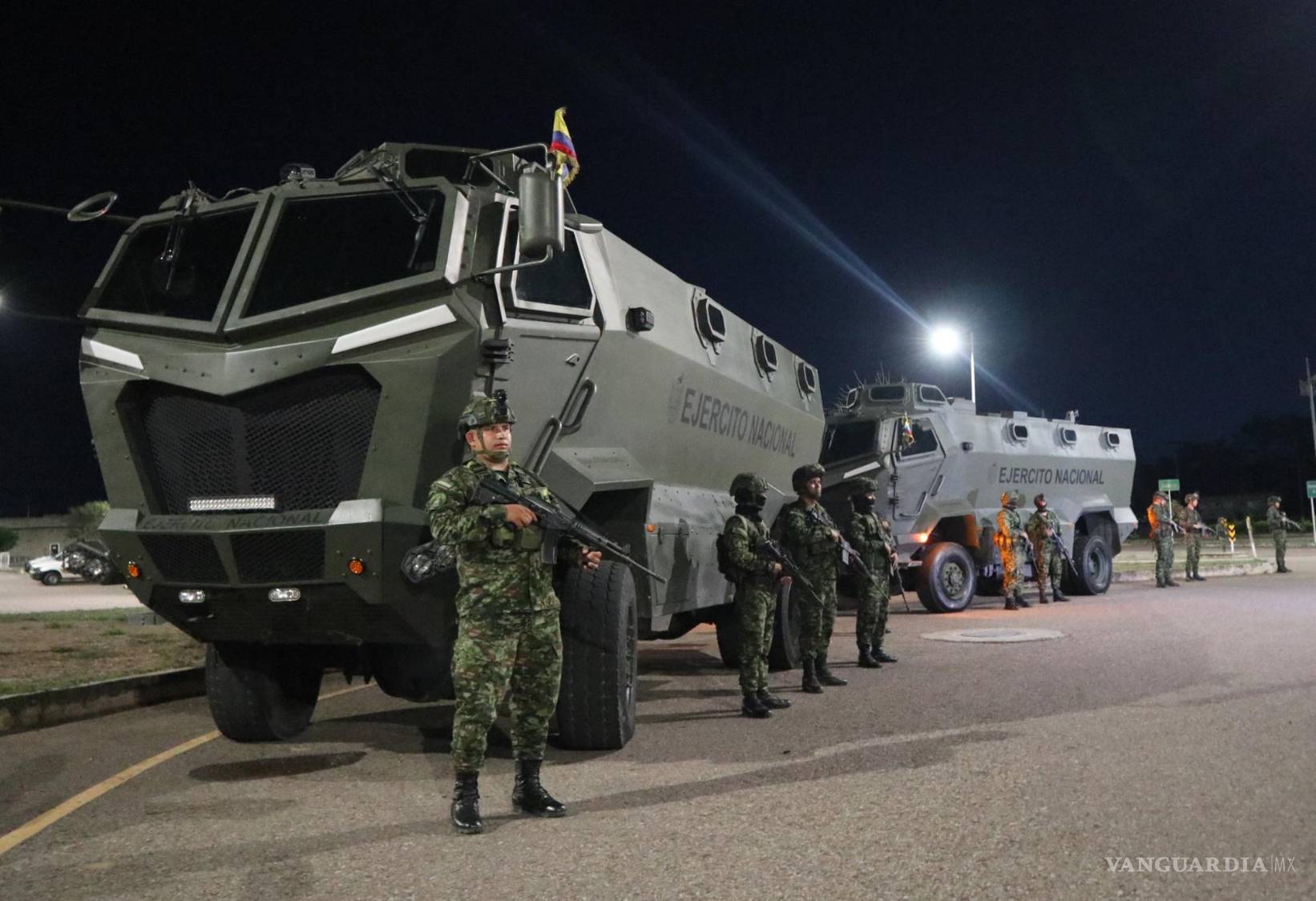 $!Integrantes del Ejército Nacional de Colombia patrullan una calle tras una orden del presidente de Colombia, Abelardo de la Espriella, de militarizar la ciudad de Cúcuta.
