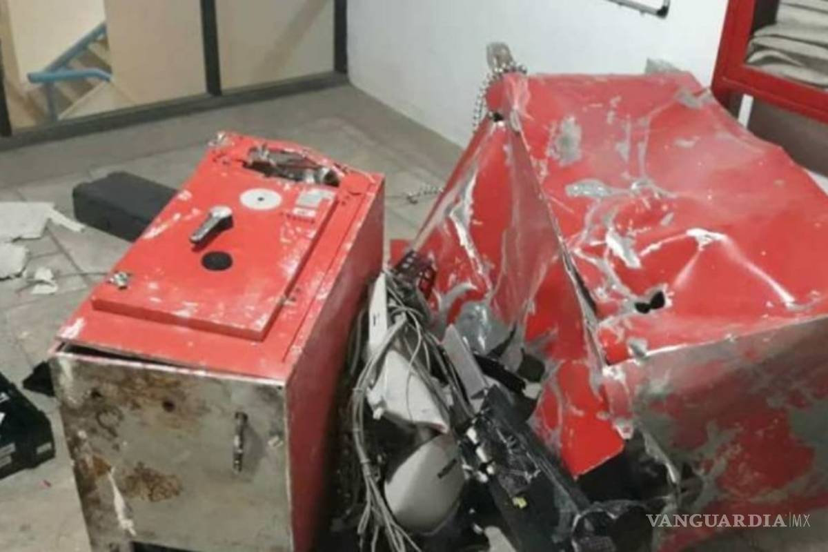 Ladrones destrozan cajero con retroexcavadora