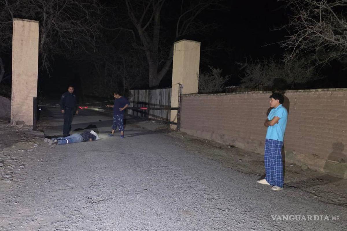 $!El motociclista se impactó contra un portón metálico en la entrada del rancho La Gloria, en General Cepeda; murió minutos después de ser ingresado al Centro de Salud.