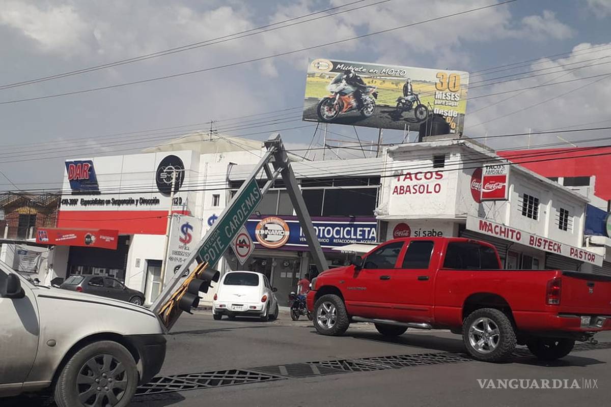 Fuertes vientos causan caída de un semáforo en céntrica zona de Saltillo