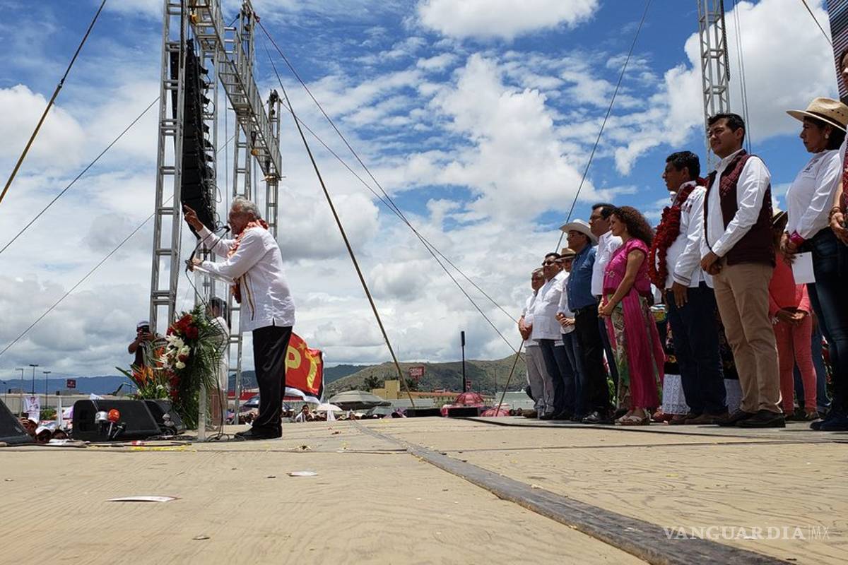 Se acabarán las palancas en el magisterio, dice AMLO en Oaxaca