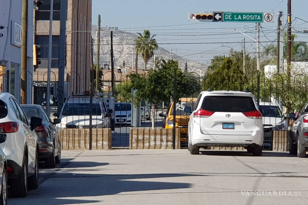 Protestan por el cierre del paso a peatones en colonia de Torreón