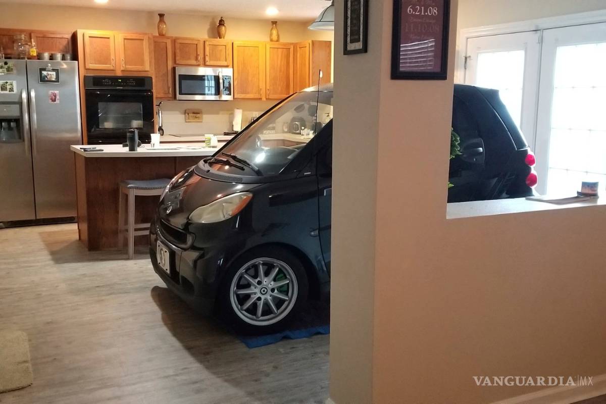 Ante la amenaza del huracán Dorian, un hombre estaciona su coche en la cocina