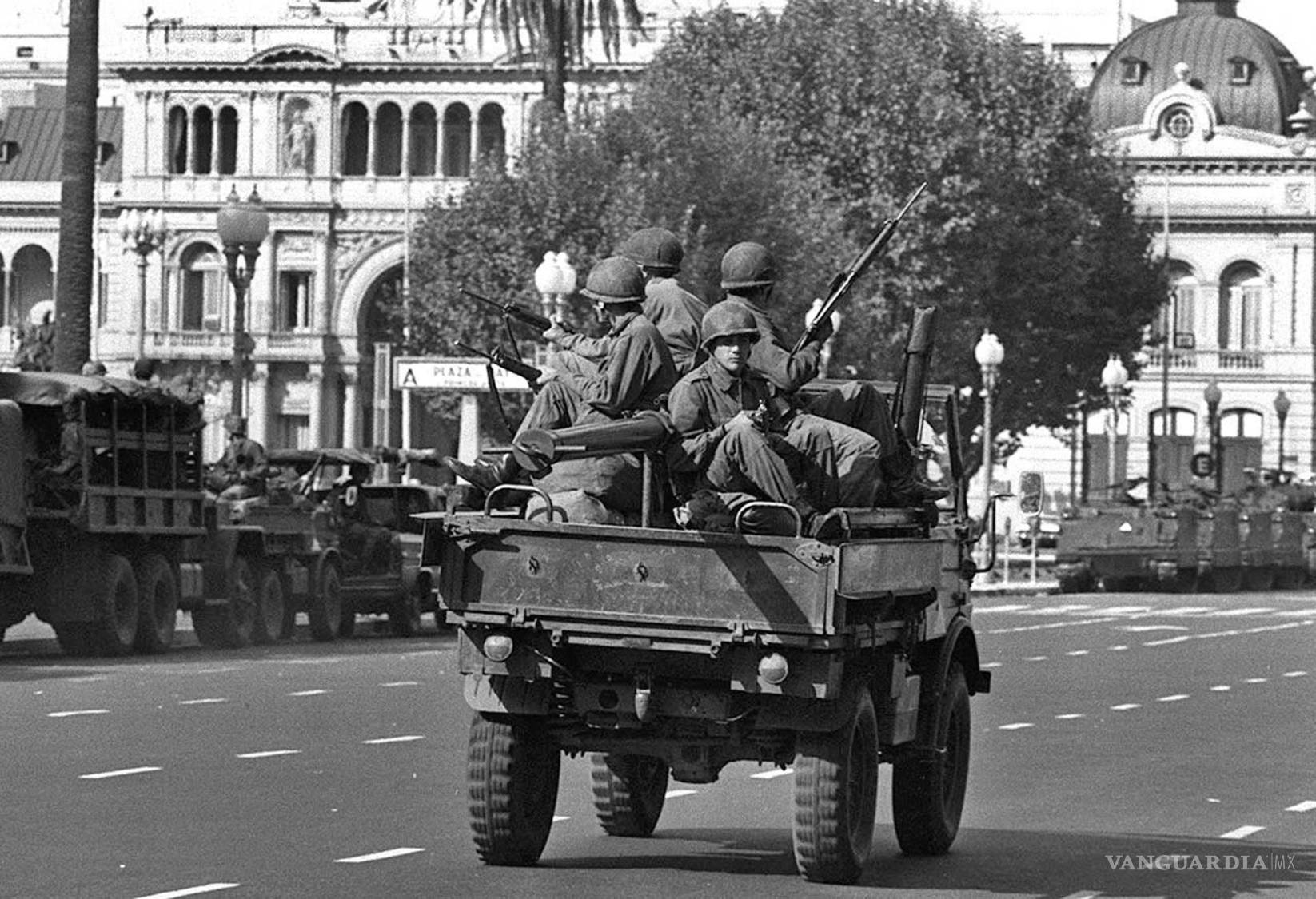 $!Tropas del ejército patrullan en Buenos Aires, el 24 de marzo de 1976, después de que un golpe militar derrocara a la presidenta María Estela Martínez de Perón.