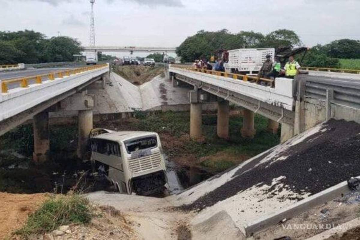 12 muertos y 58 heridos dejó la volcadura de un autobús en Veracruz