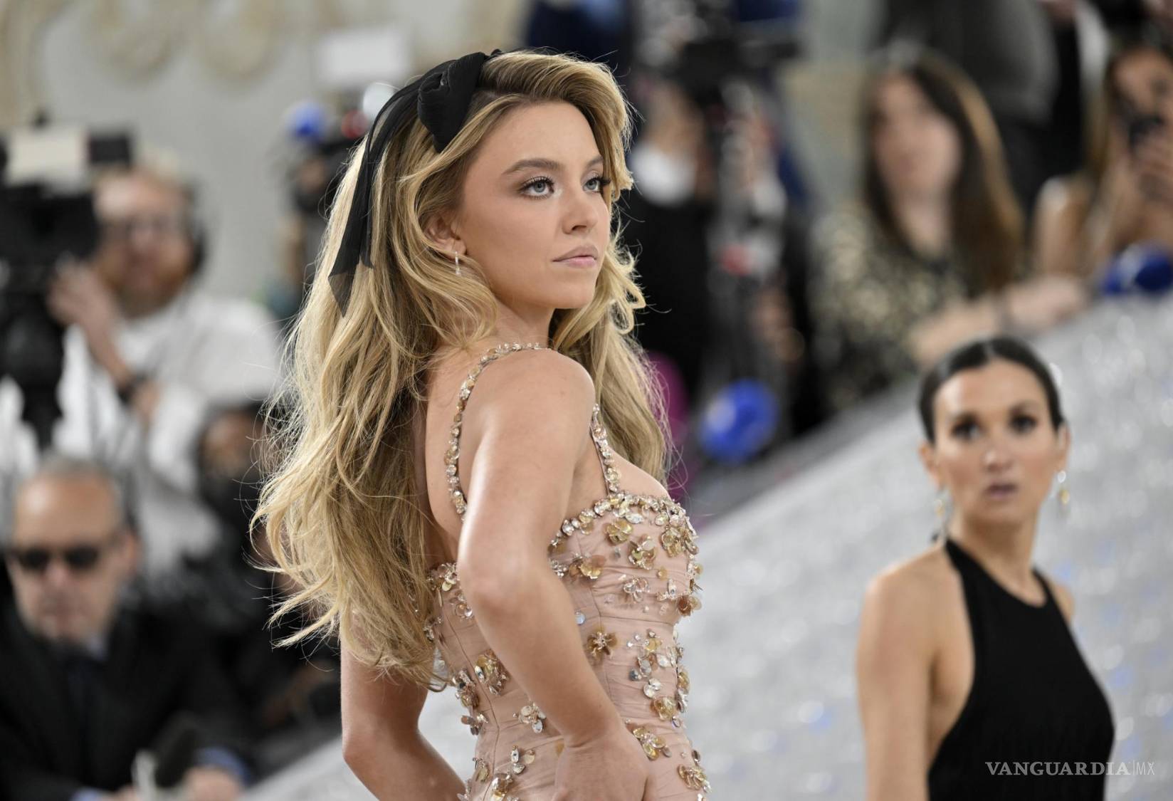 $!Sydney Sweeney fue con una pieza de MIU MIU.