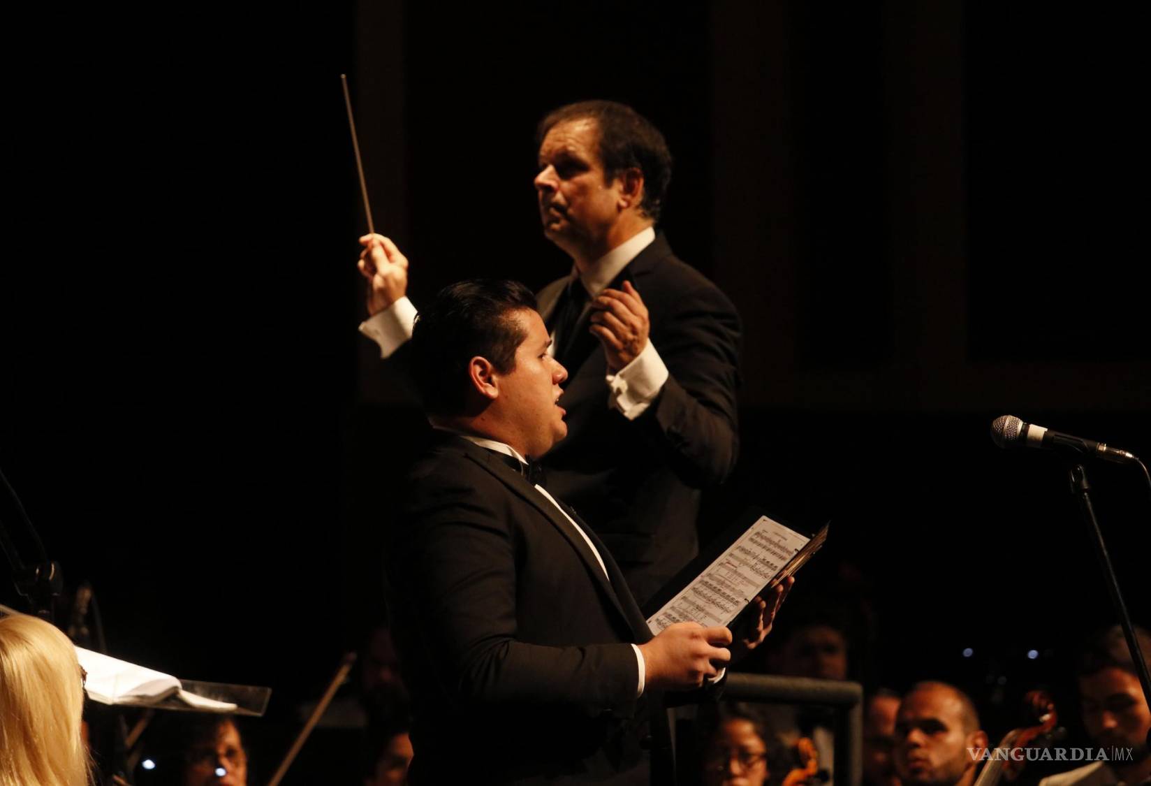 $!Armando Pesqueira apoyó como director concertante.