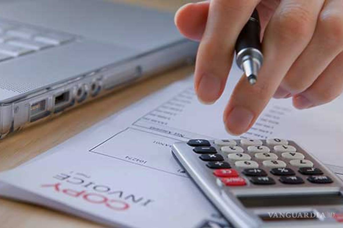 Publica especialista libro de consejos financieros en Saltillo