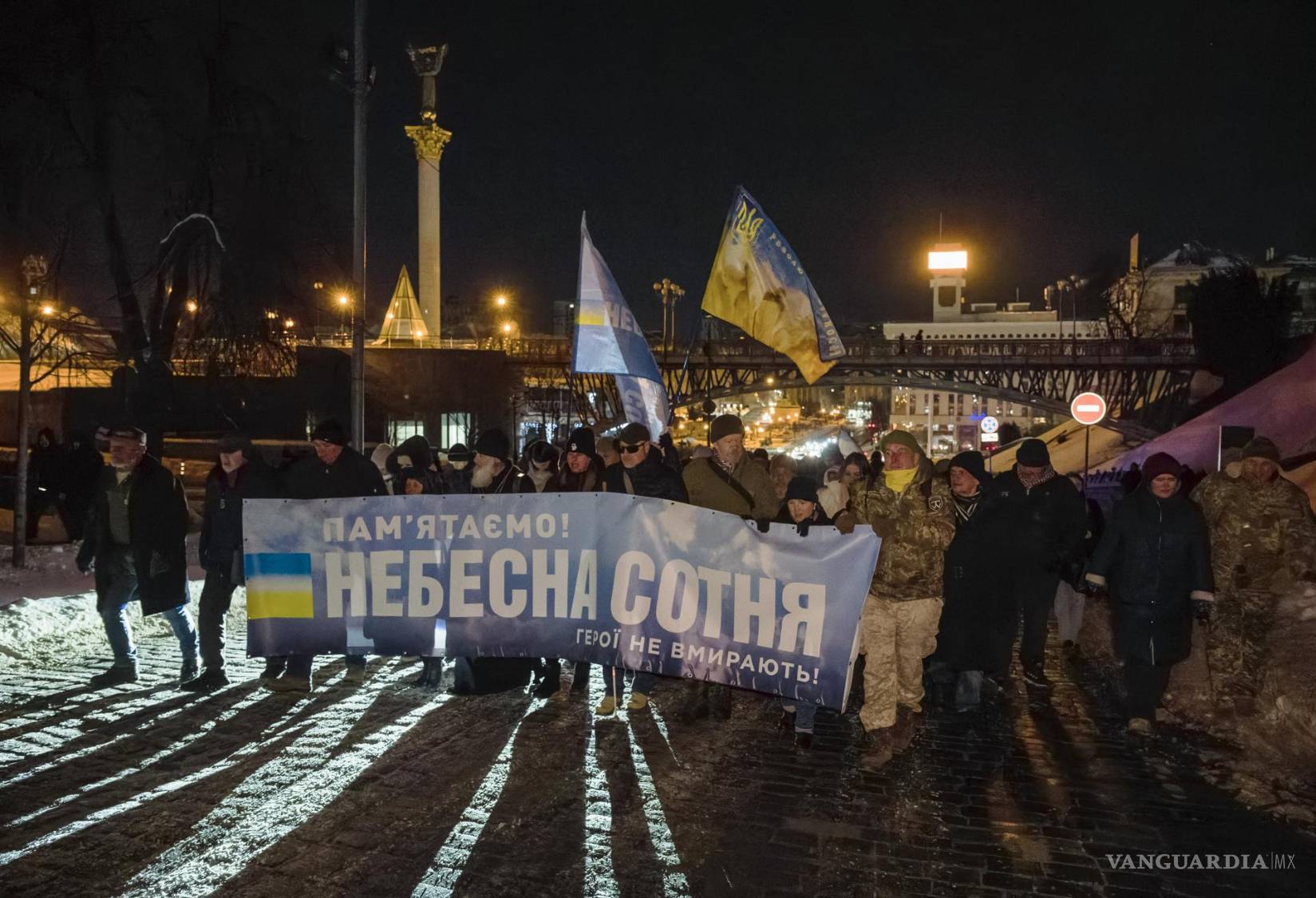 $!Ucranianos marchan hacia un monumento en memoria de los activistas de Maidán, conocidos como los “Héroes de la Cien Celestial” en Kiev, Ucrania.