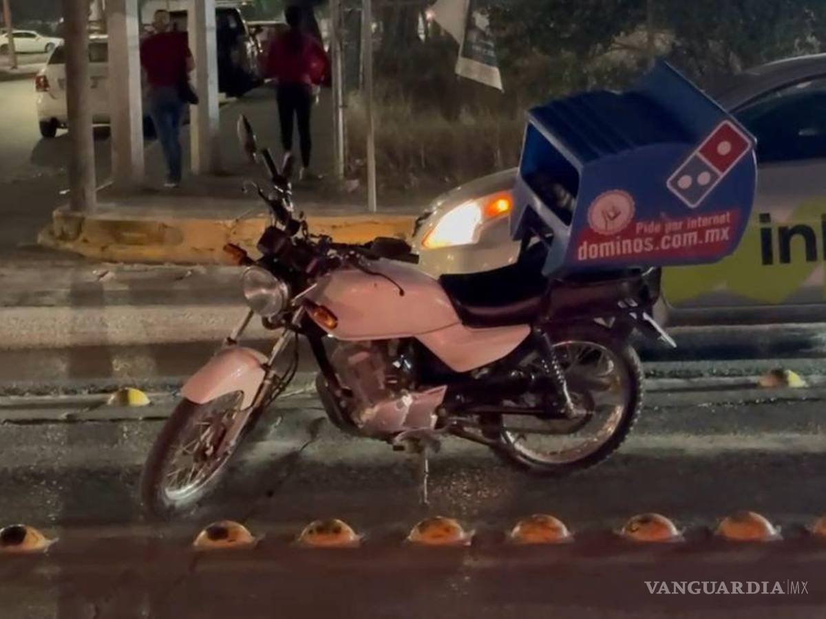 $!La motocicleta quedó dañada tras el impacto registrado en el cruce de ambos bulevares.
