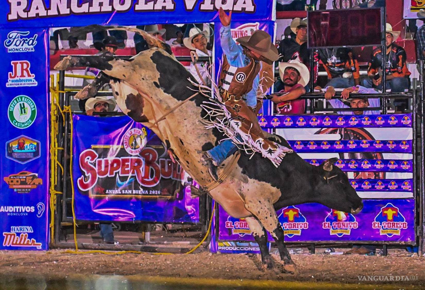 $!El Décimo Súper Bull Internacional de Rancho La Viga puso el broche de oro a la feria con una noche de rodeo, música y tradición vaquera.
