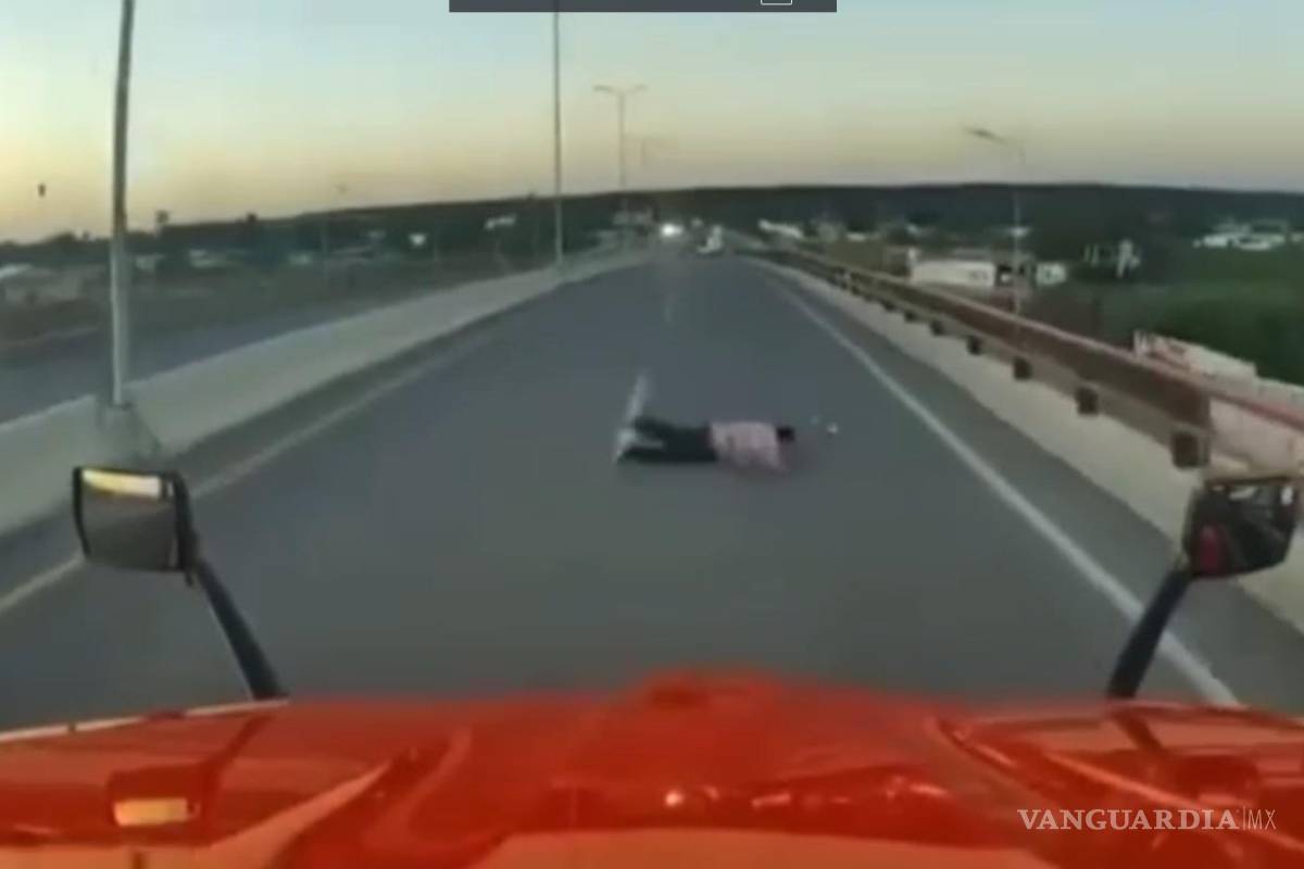 Monclovense intenta suicidarse y se lanza a las llantas de tráiler en movimiento en Sabinas (video)