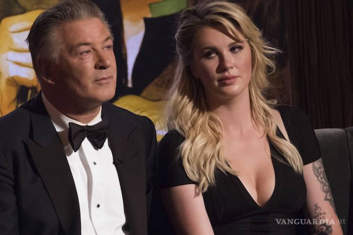 Alec Baldwin regaña a su hija en Instagram por sexy foto