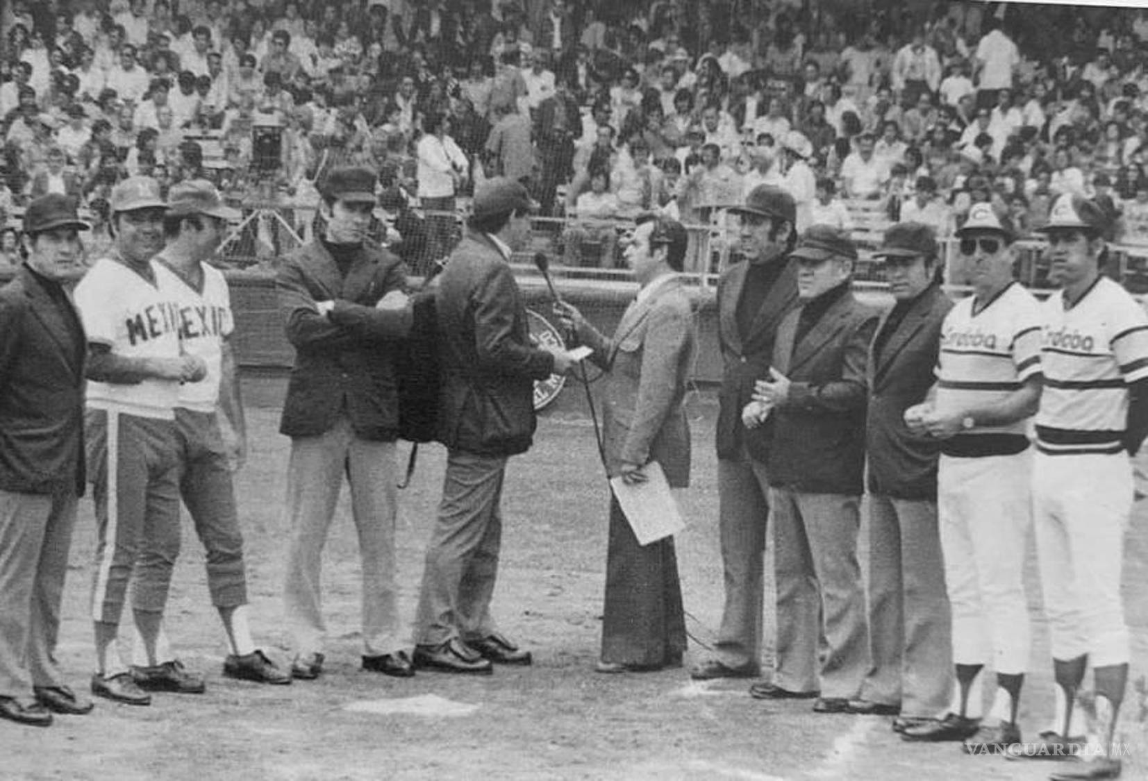$!Parque del Seguro Social, 1977: entrevista a umpires y managers durante un juego entre Diablos Rojos y Cafeteros.