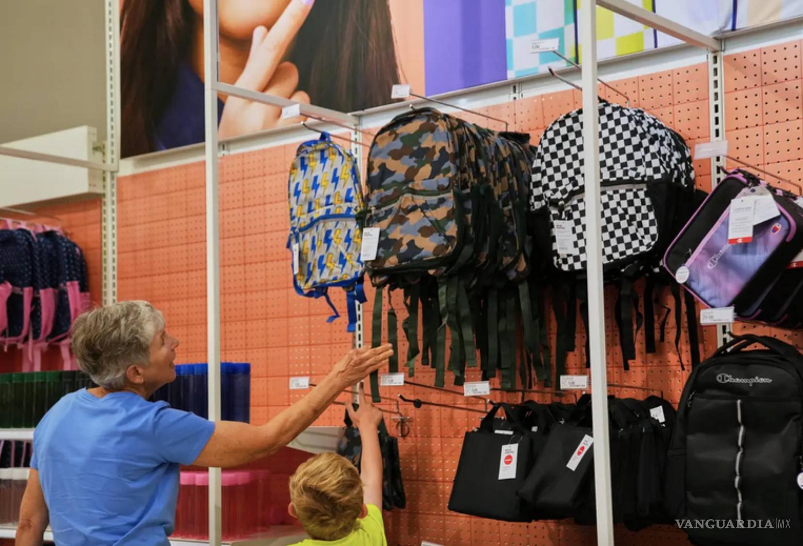 $!Una persona en una tienda Target en Woodbury, Minnesota, el 13 de agosto del 2026.