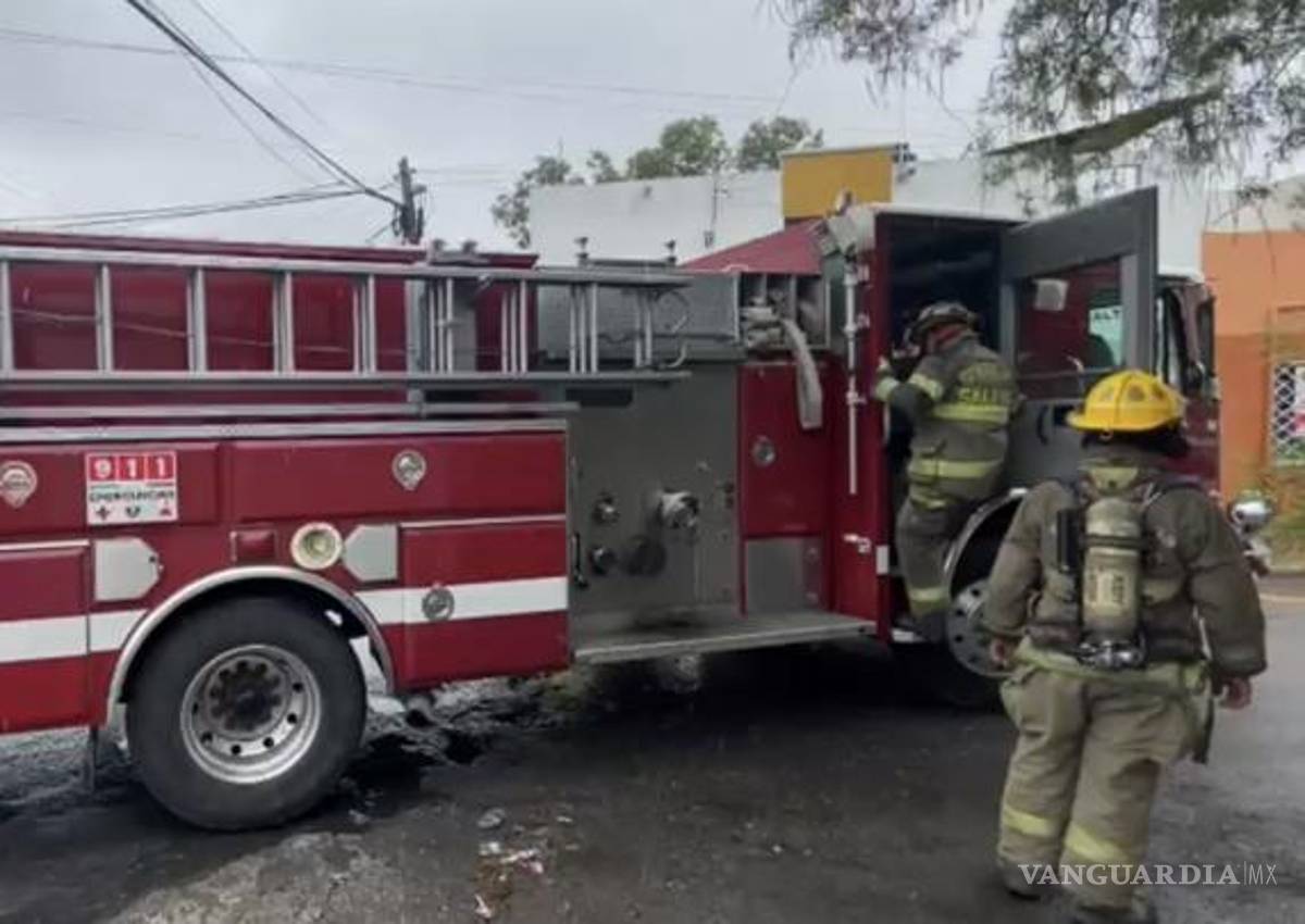 $!Bomberos realizaron labores de enfriamiento tras controlar el fuego en el local.