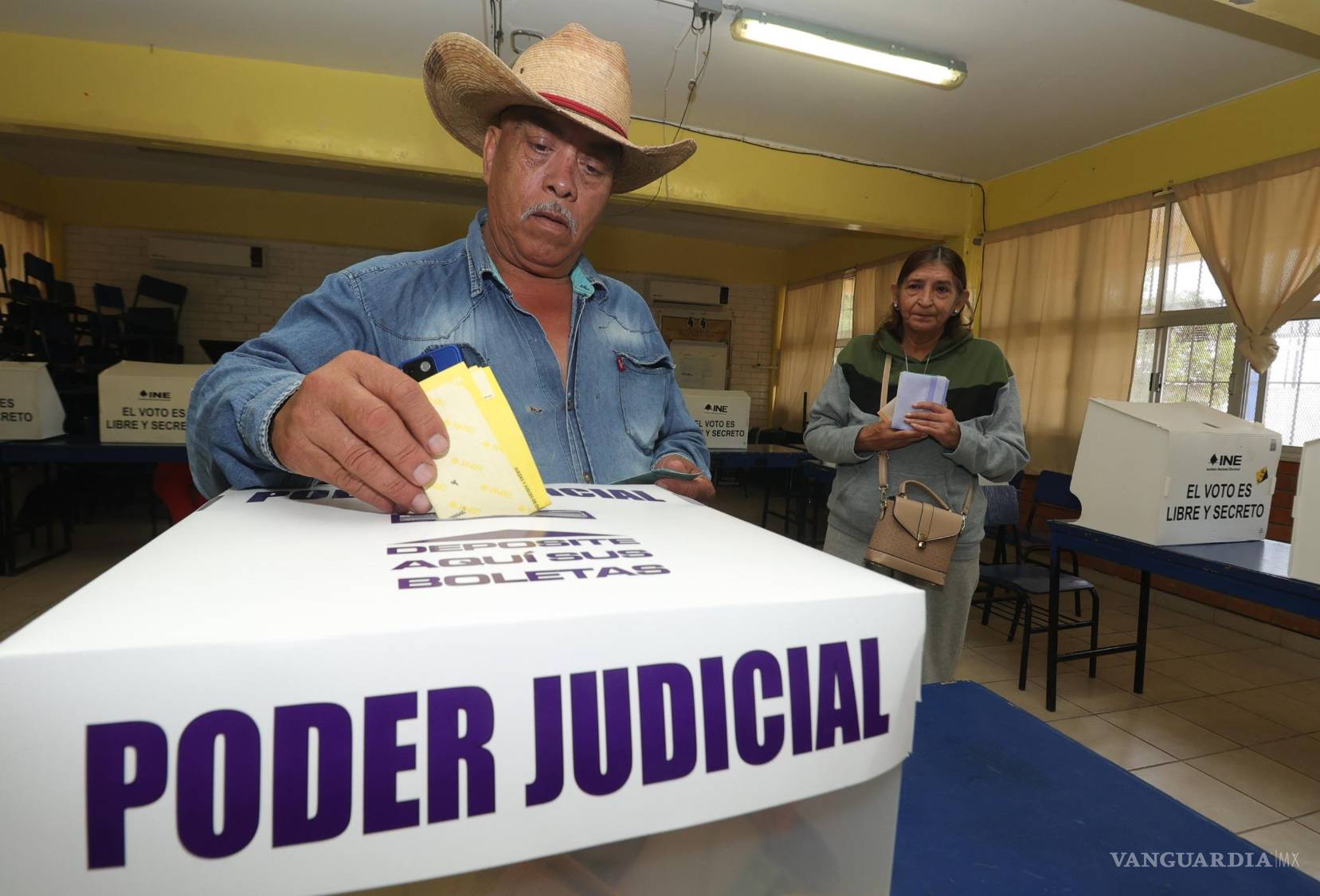 $!Casilla instalada en la primaria José Clemente Orozco, donde varios ciudadanos tardaron más de 15 minutos en votar.