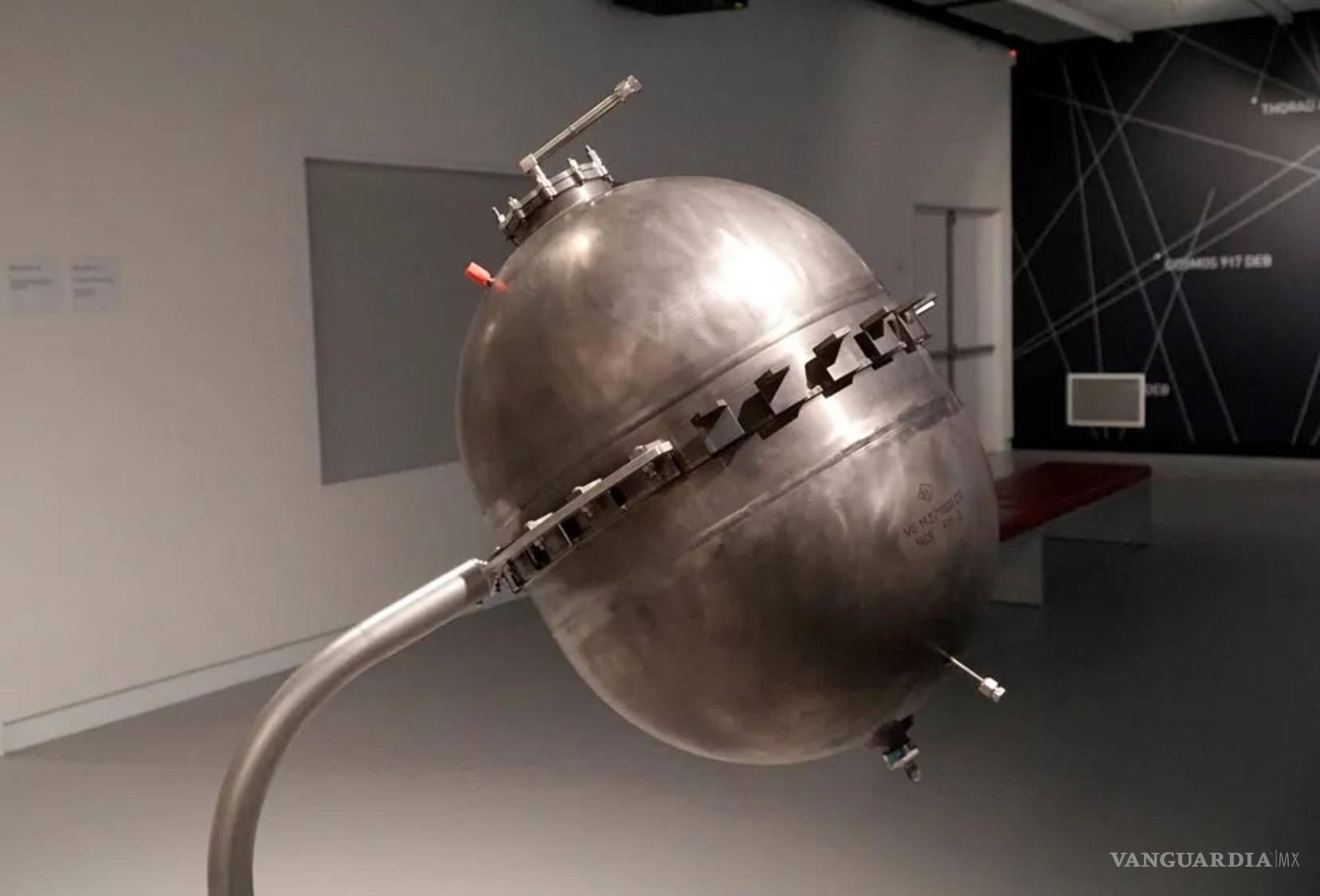 $!Tanque propulsor de titanio de un cohete, uno de los ejemplos de desechos espaciales, en una imagen de archivo.