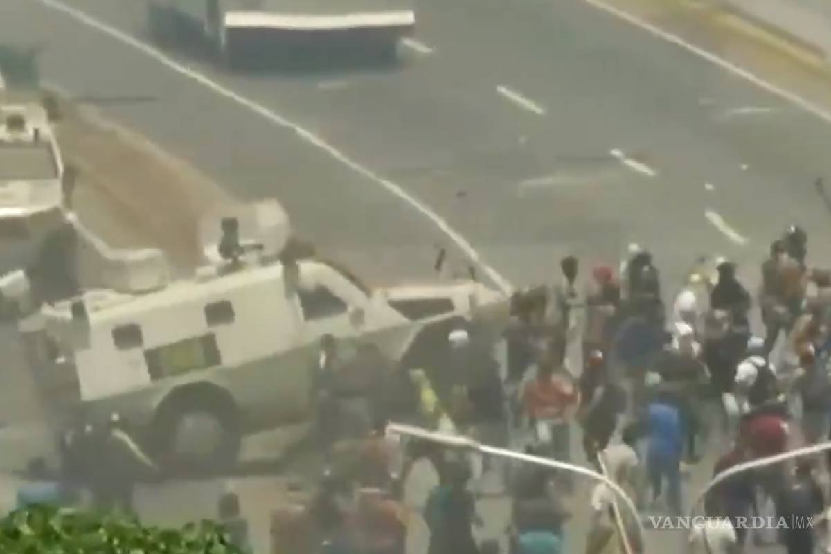 Tanque militar arrolla a grupo de manifestantes en Caracas, Venezuela (Video)