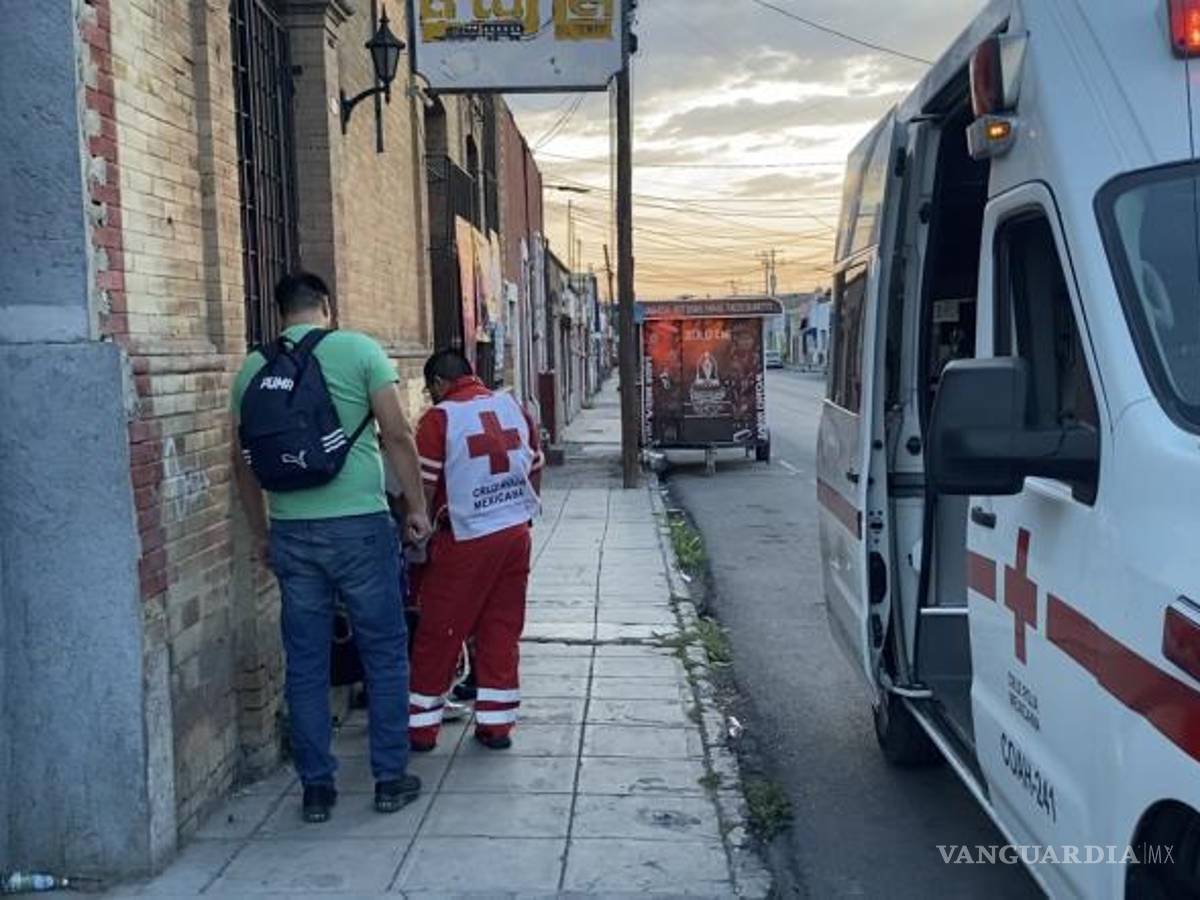 $!El intento de asalto se registró en pleno Centro de Saltillo, cuando la víctima esperaba el transporte rumbo a su trabajo.