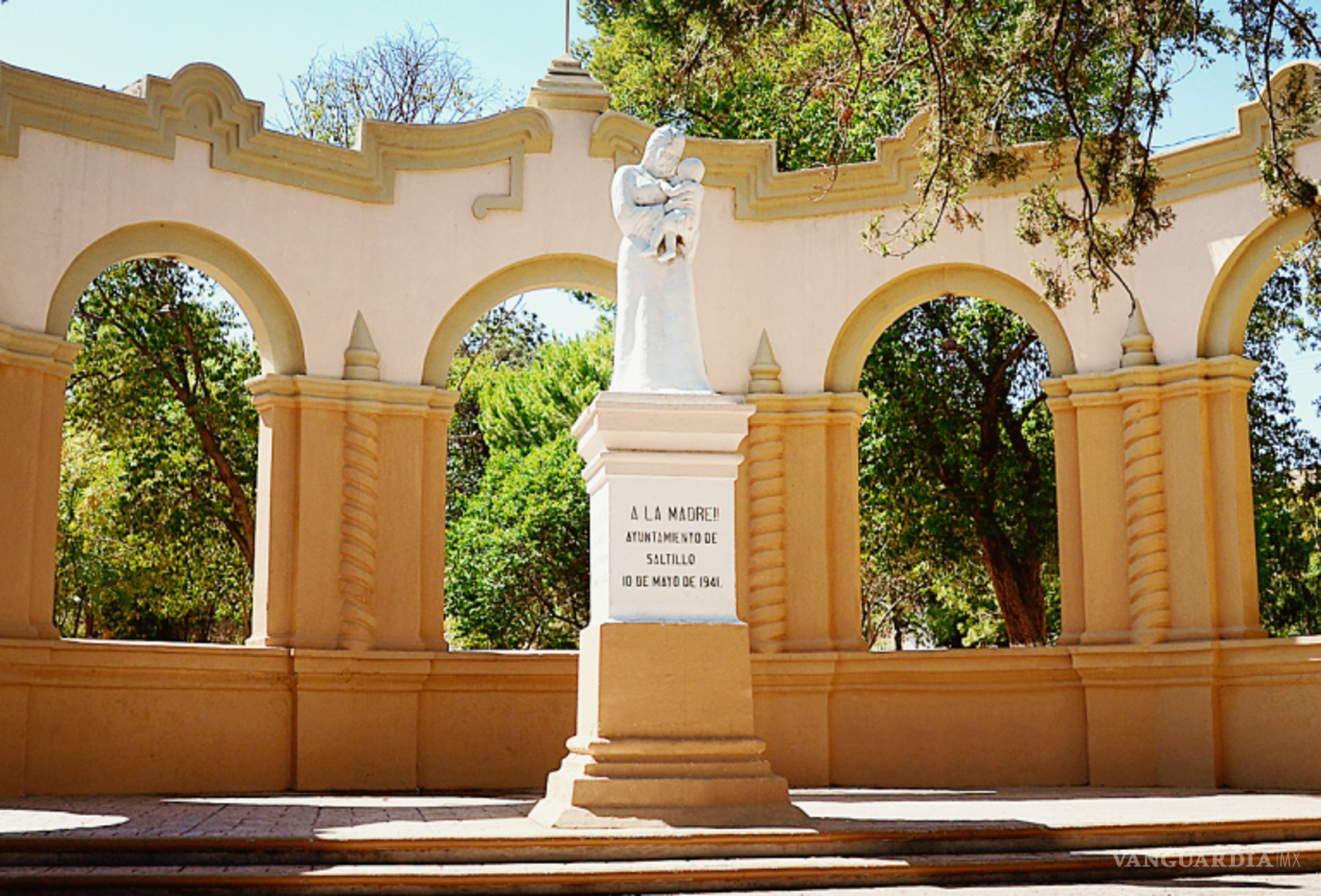 $!La Plaza de la Madre al sur del Archivo Municipal, es otro de los espacios valiosos donde se instaló una escuela que le redujo el tamaño.