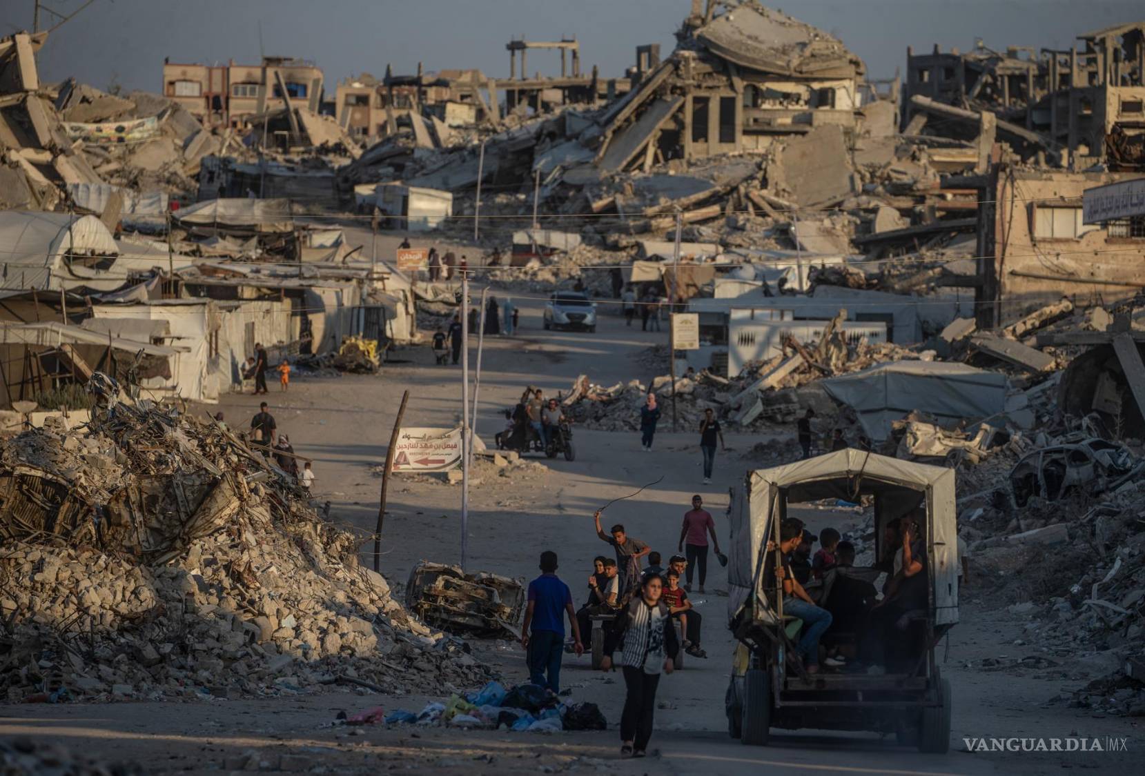 $!Palestinos desplazados caminan entre casas destruidas en Jabaliya, al norte de la ciudad de Gaza, el 7 de agosto de 2026.