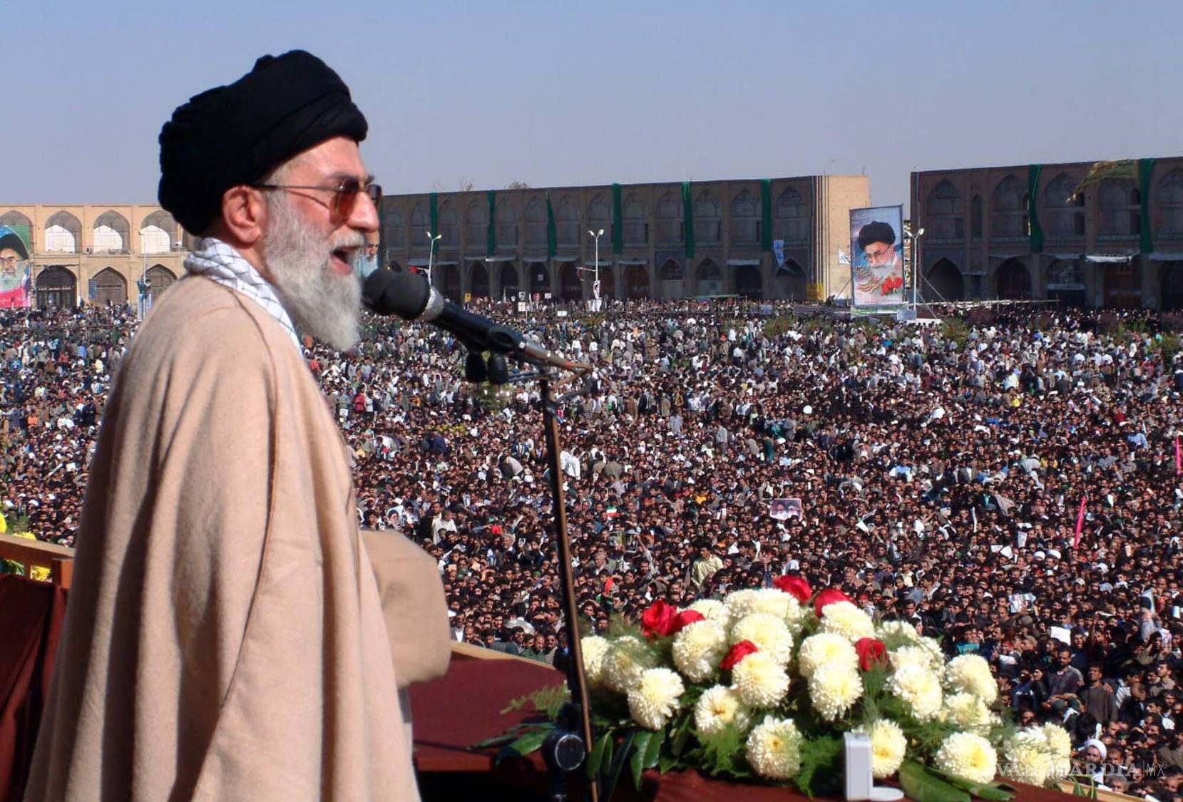 $!El ayatolá Ali Jamenei, entonces líder supremo de Irán, habla ante miles de personas reunidas en la Plaza del Imán en Isfahán, Irán, el 30 de octubre de 2001.