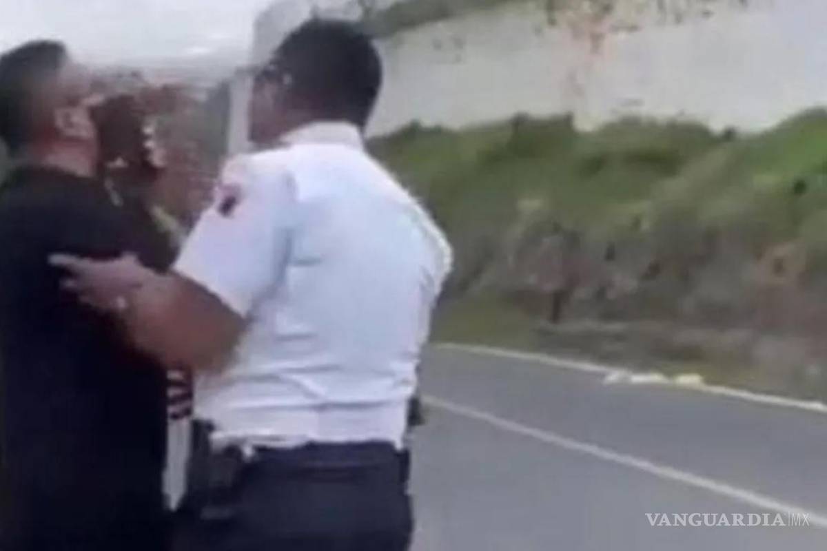 $!“Poncho, no hagas caso a nadie, estamos contigo”, fue lo que gritó el fan antes de que el policía lo empujara.