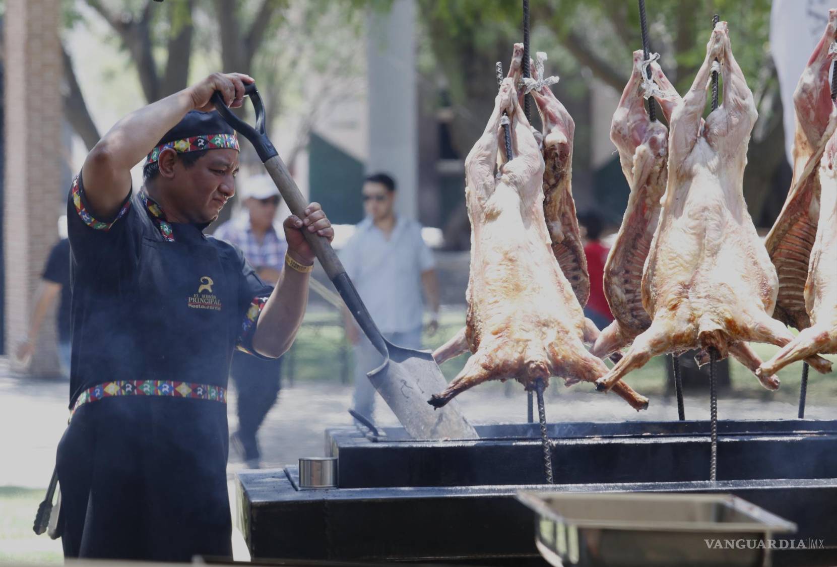 $!La explicación de ingredientes y preparación se volvía más detallada. En algunos stands se ofrecía a los jueces vino tinto, blanco y sotol para maridar la prueba.