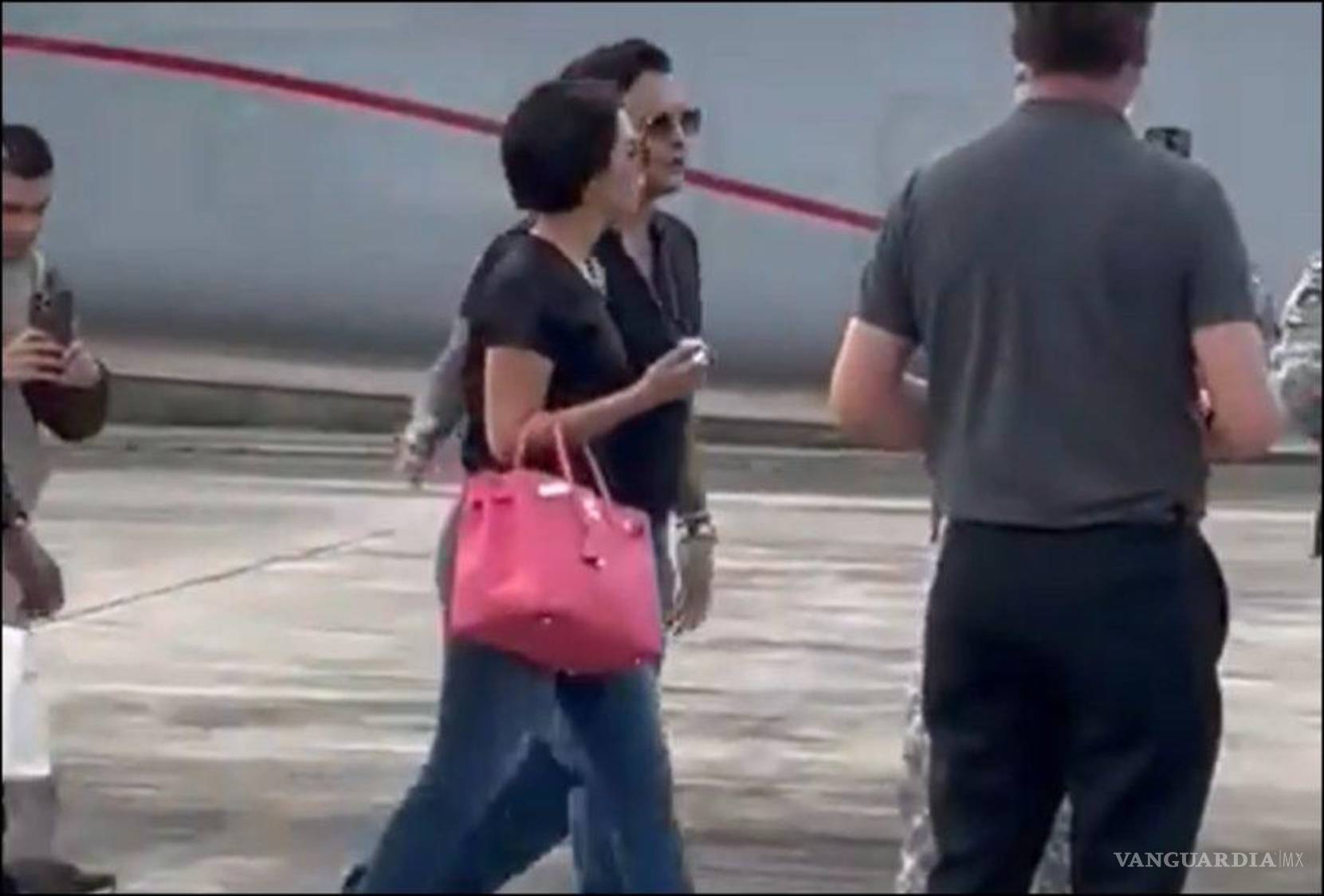 $!Ángela lo utilizó en uno de sus más recientes viajes con su novio Christian Nodal.