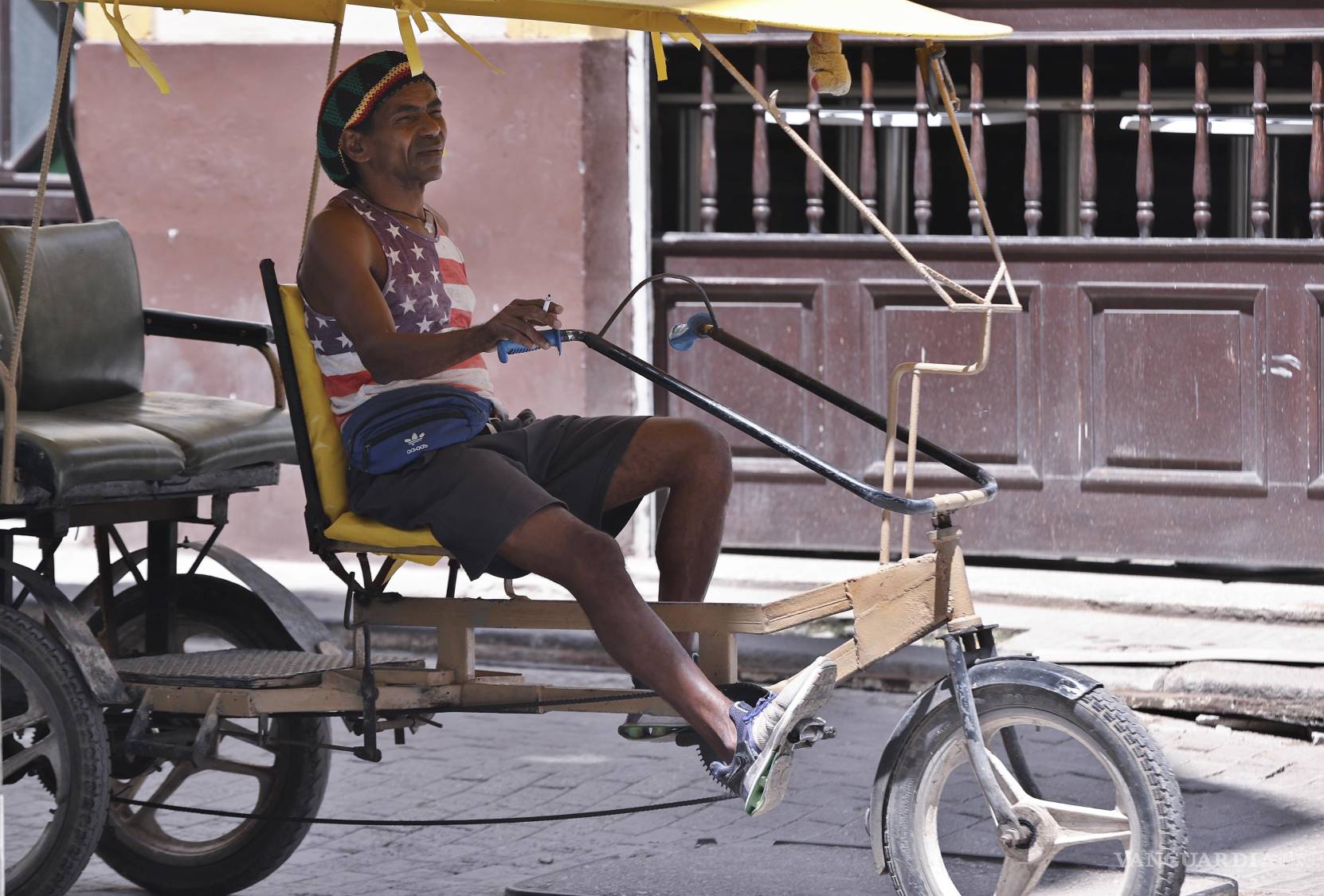 $!Una persona esperando en su bicitaxi, en La Habana, Cuba.