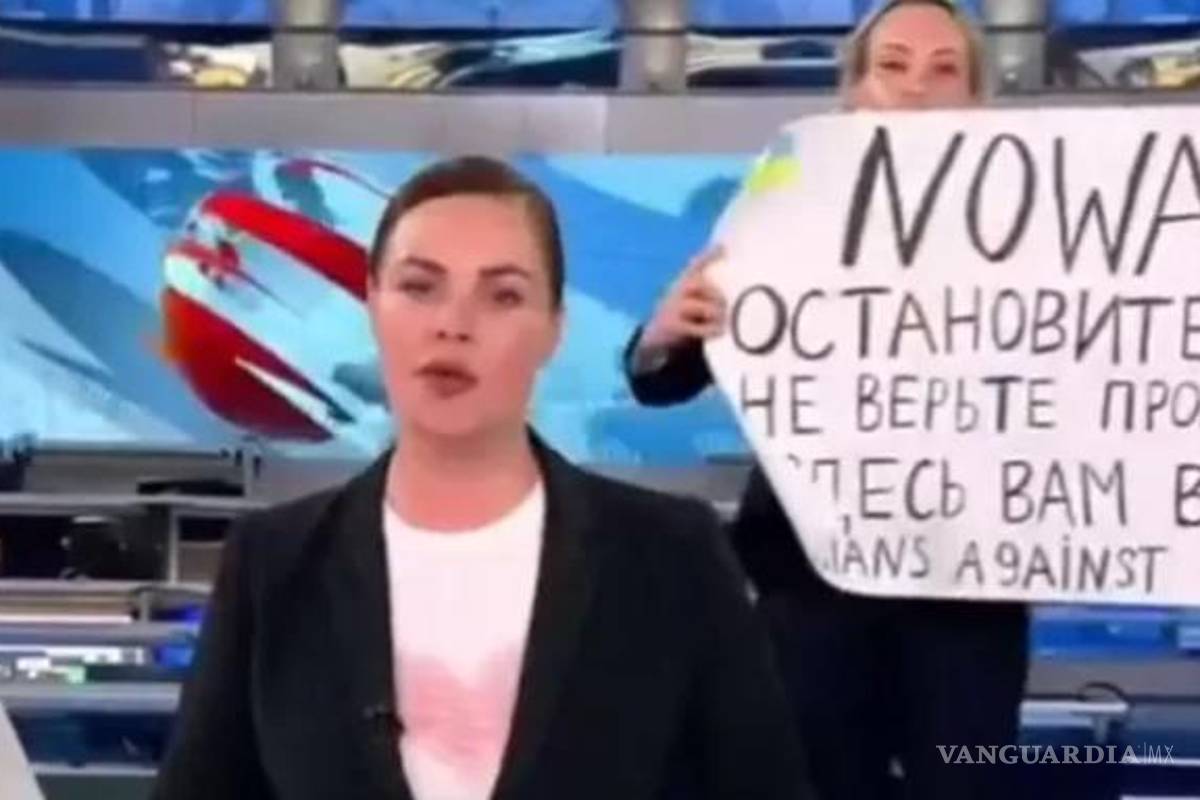 Periodista irrumpió con un cartel contra la guerra en noticiero ruso; podría ir a la cárcel