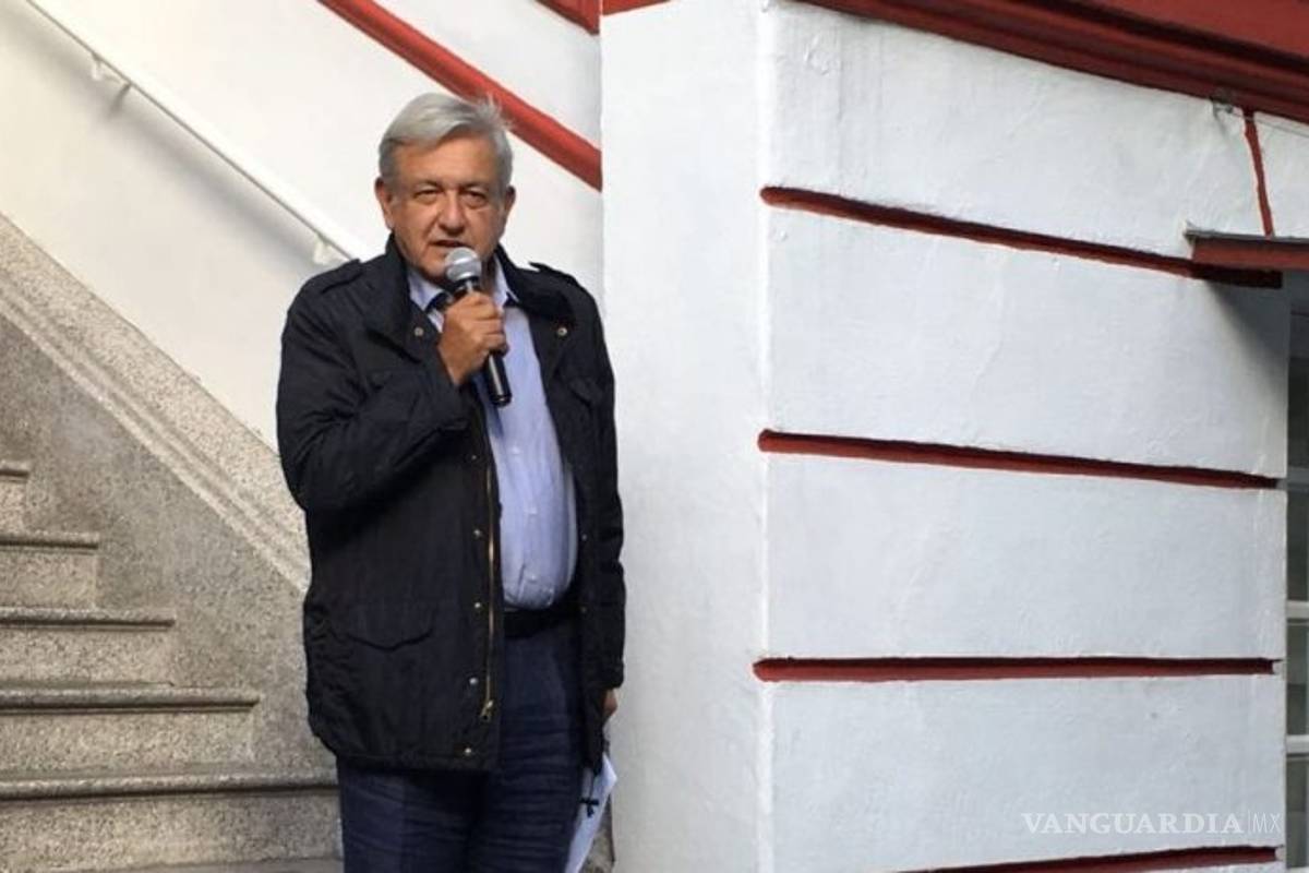 AMLO muestra comprobantes de depósito a fideicomiso