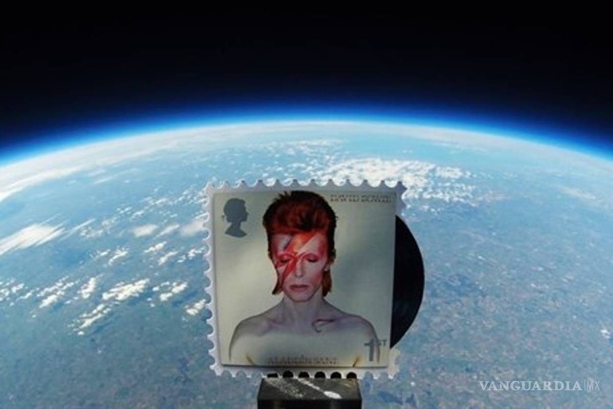 Lanzan sellos conmemorativos de David Bowie al espacio